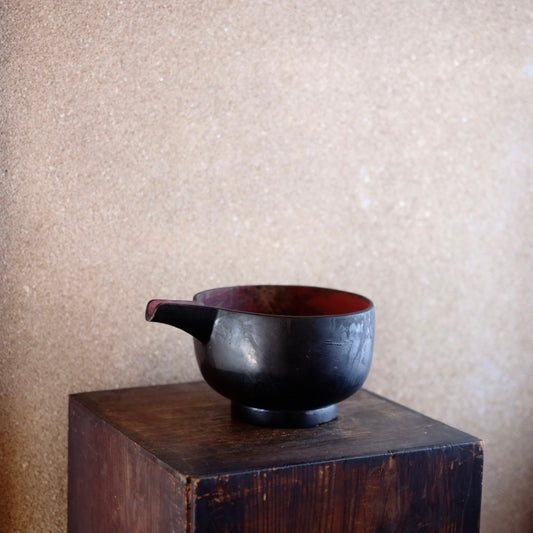 時代　内朱外黒漆塗　片口　（江戸時代　18-19世紀)