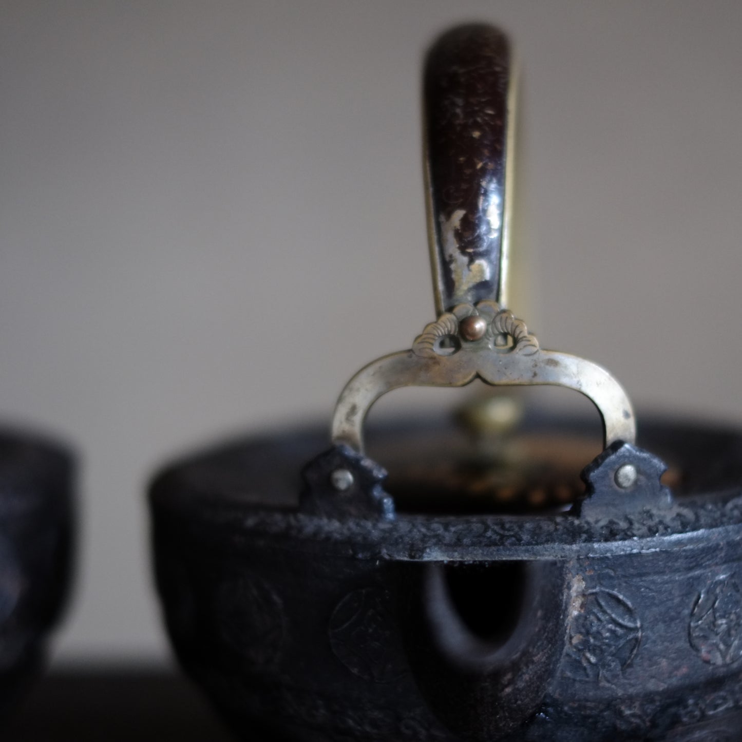 時代　研出蒔絵蓋　鉄銚子　対　燗鍋　時代箱付 (江戸時代)