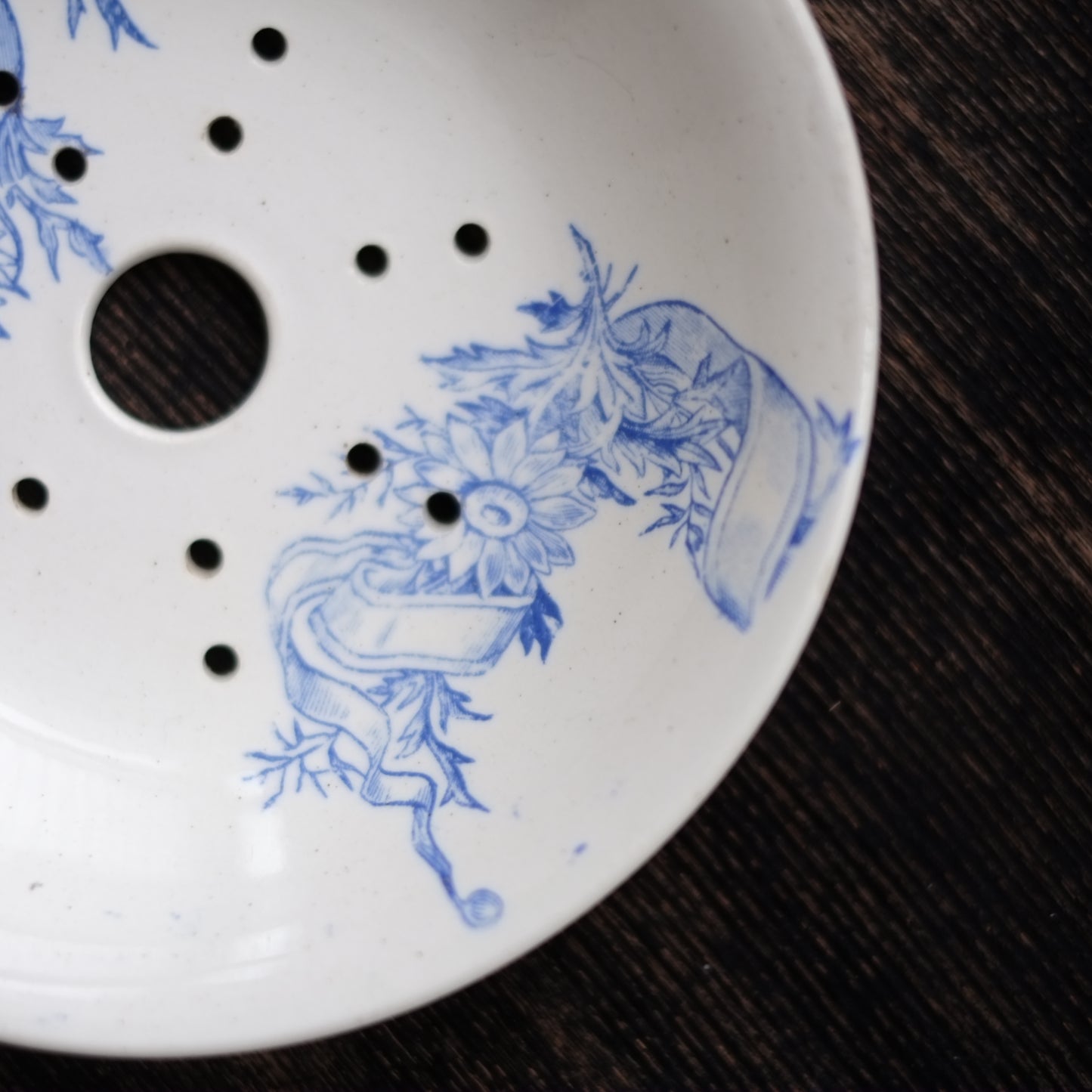 時代　フランス　白釉花草文　ソープディッシュ　(19世紀-20世紀頭)