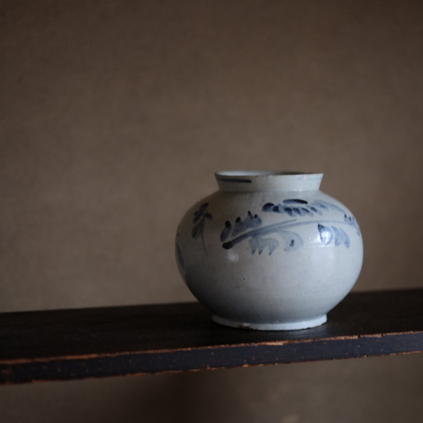 李朝　花草文染付丸壺　（李朝後期　19世紀）