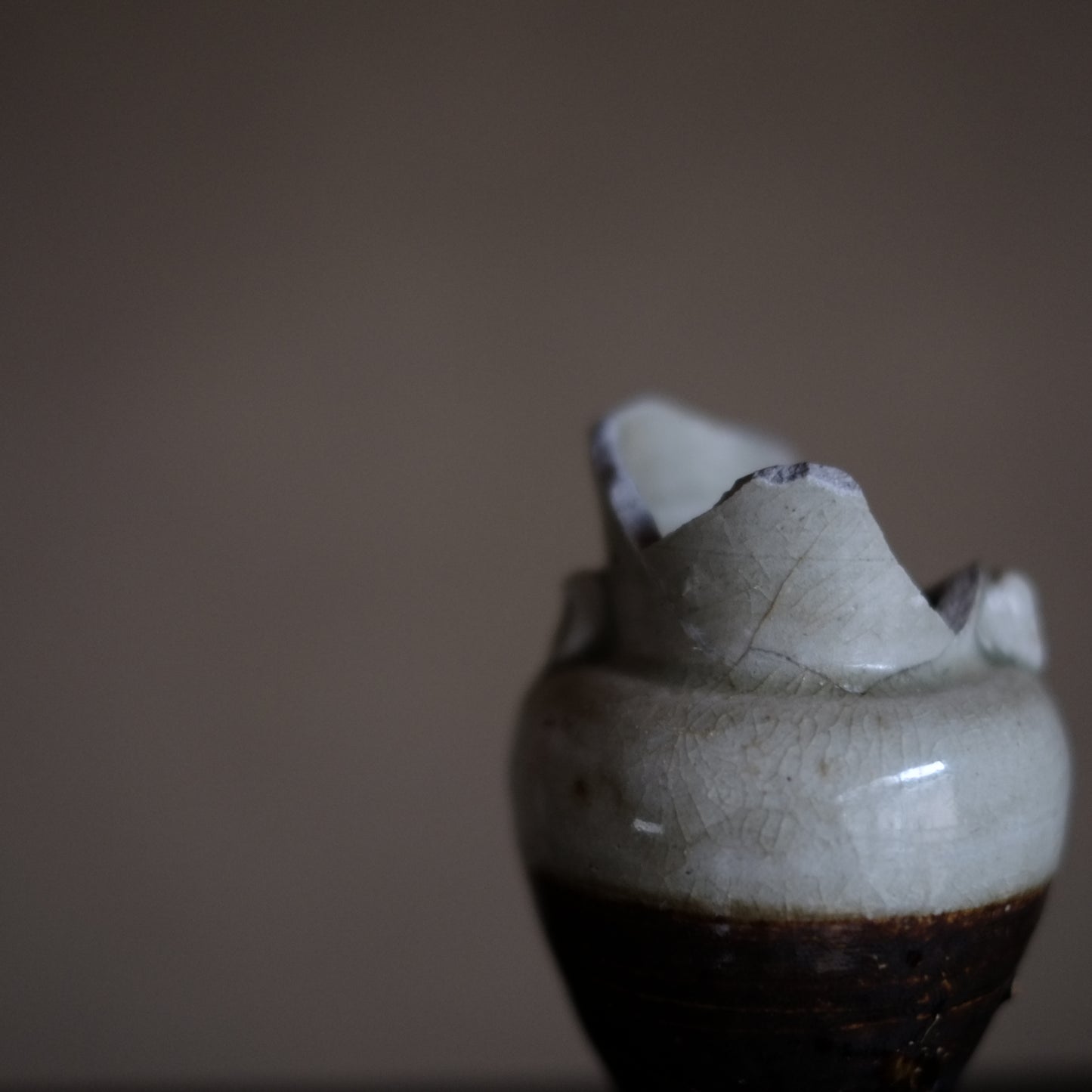 瀬戸・美濃　鉄・灰釉掛分　仏花器　（江戸時代18世紀）