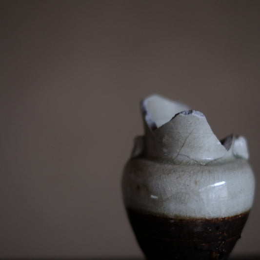 瀬戸・美濃　鉄・灰釉掛分　仏花器　（江戸時代18世紀）