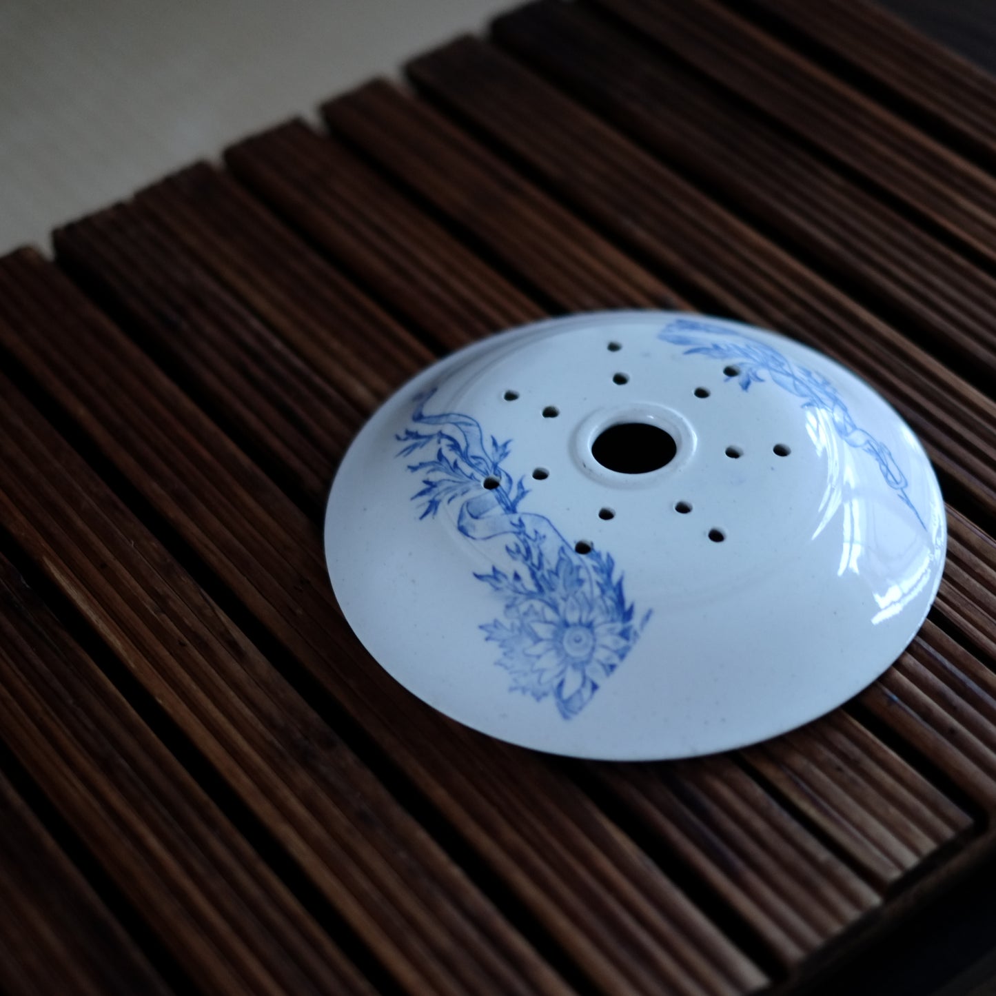 時代　フランス　白釉花草文　ソープディッシュ　(19世紀-20世紀頭)