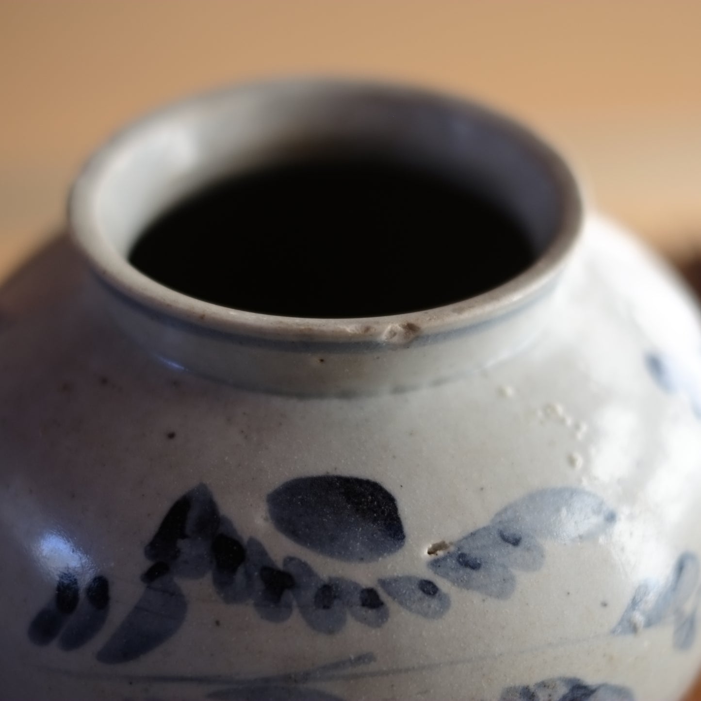 李朝　花草文染付丸壺　（李朝後期　19世紀）