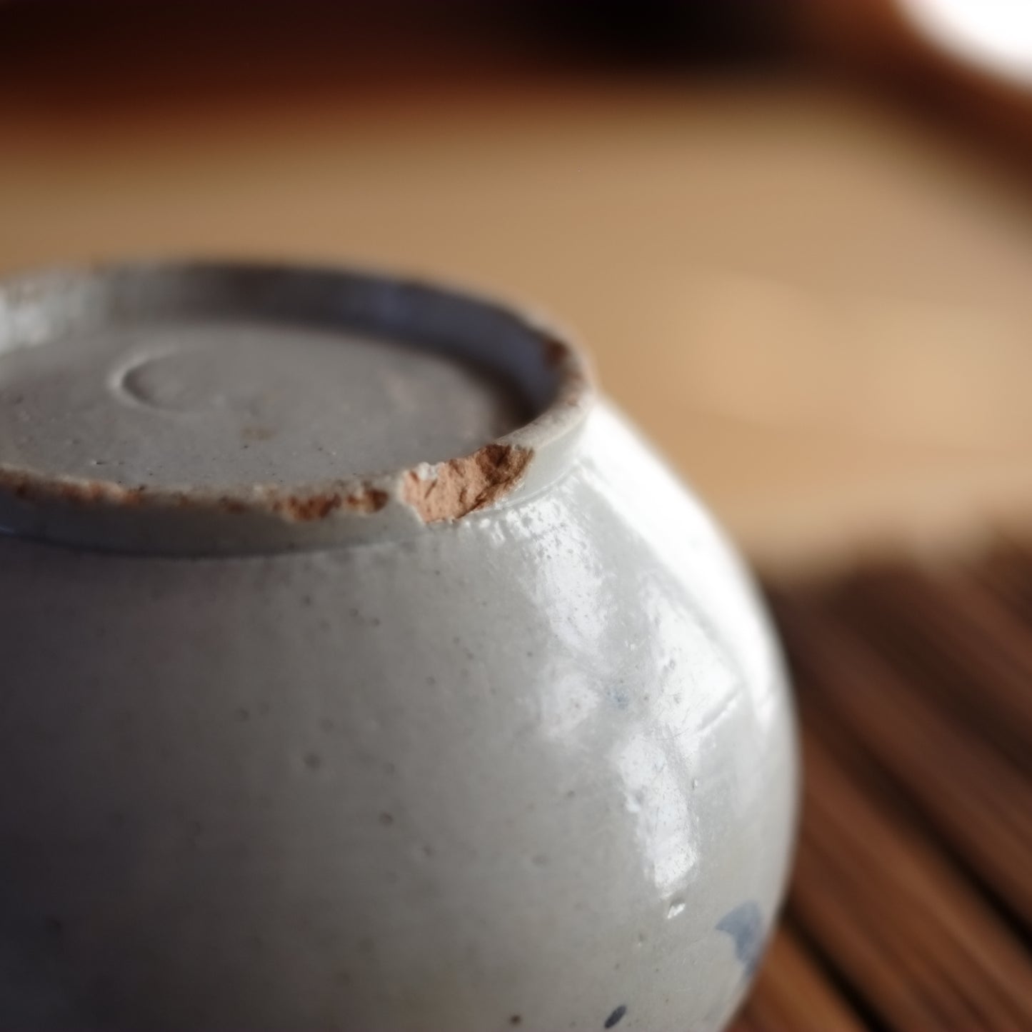 李朝　花草文染付丸壺　（李朝後期　19世紀）