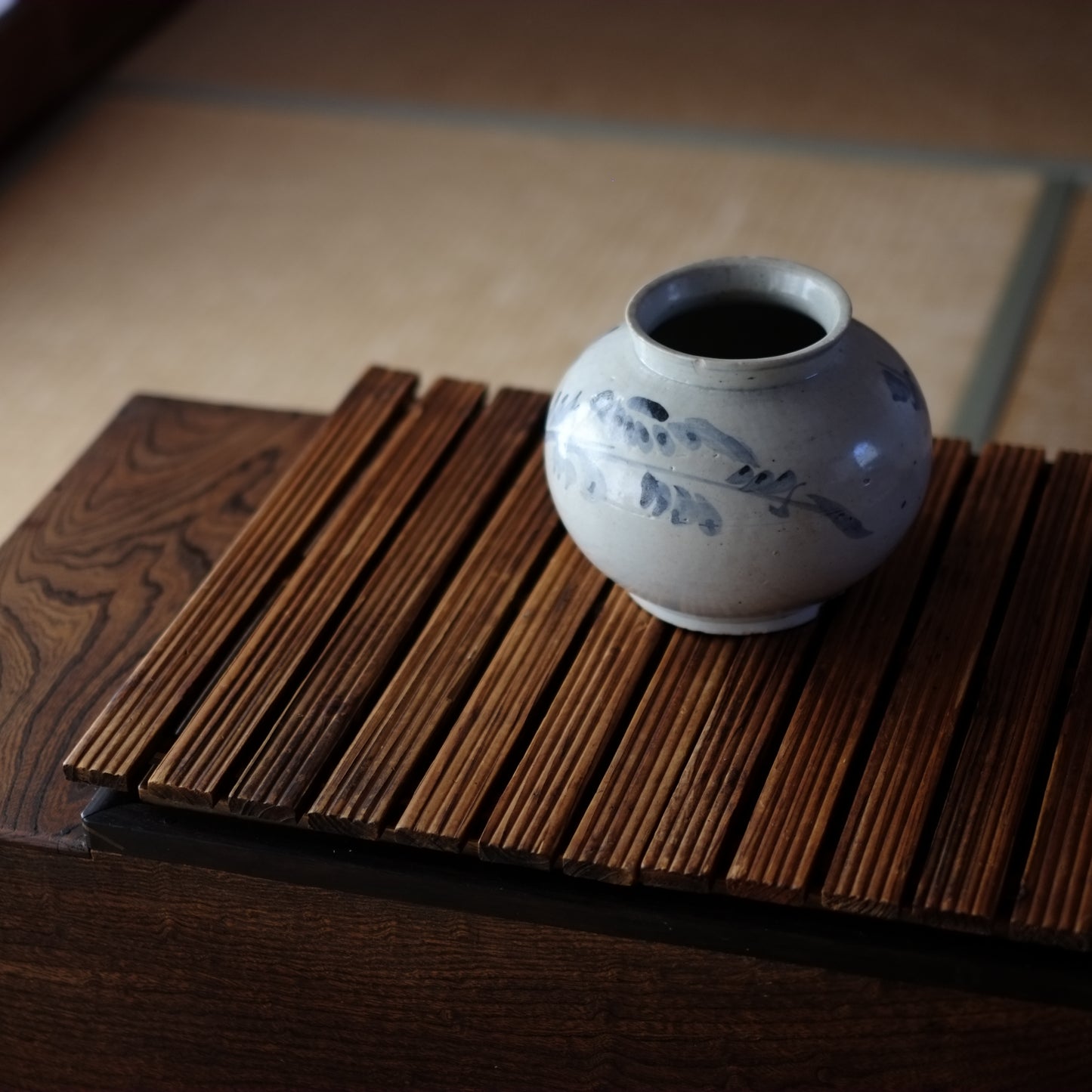 李朝　花草文染付丸壺　（李朝後期　19世紀）