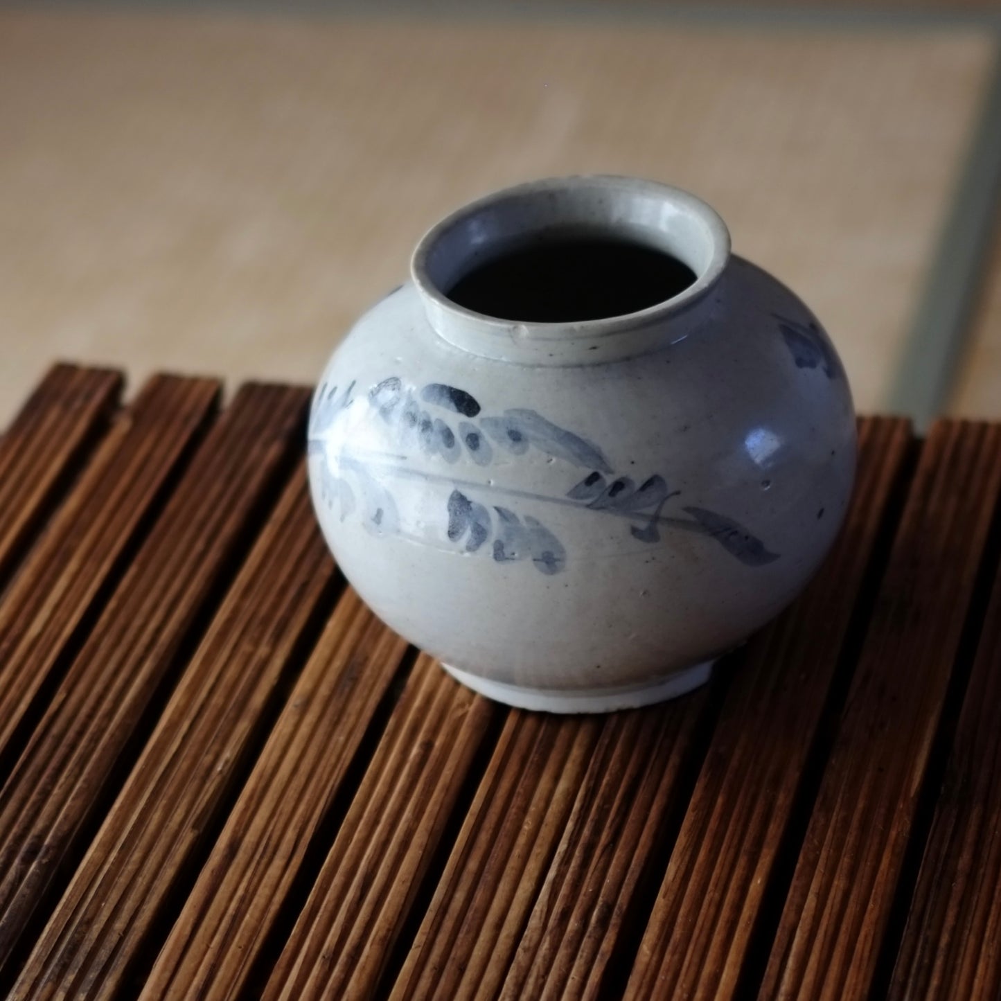 李朝　花草文染付丸壺　（李朝後期　19世紀）