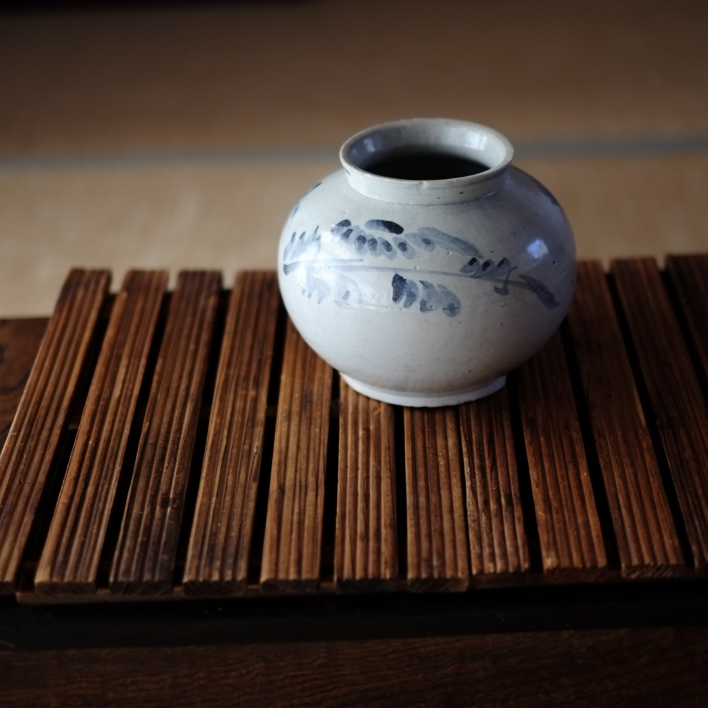 李朝　花草文染付丸壺　（李朝後期　19世紀）