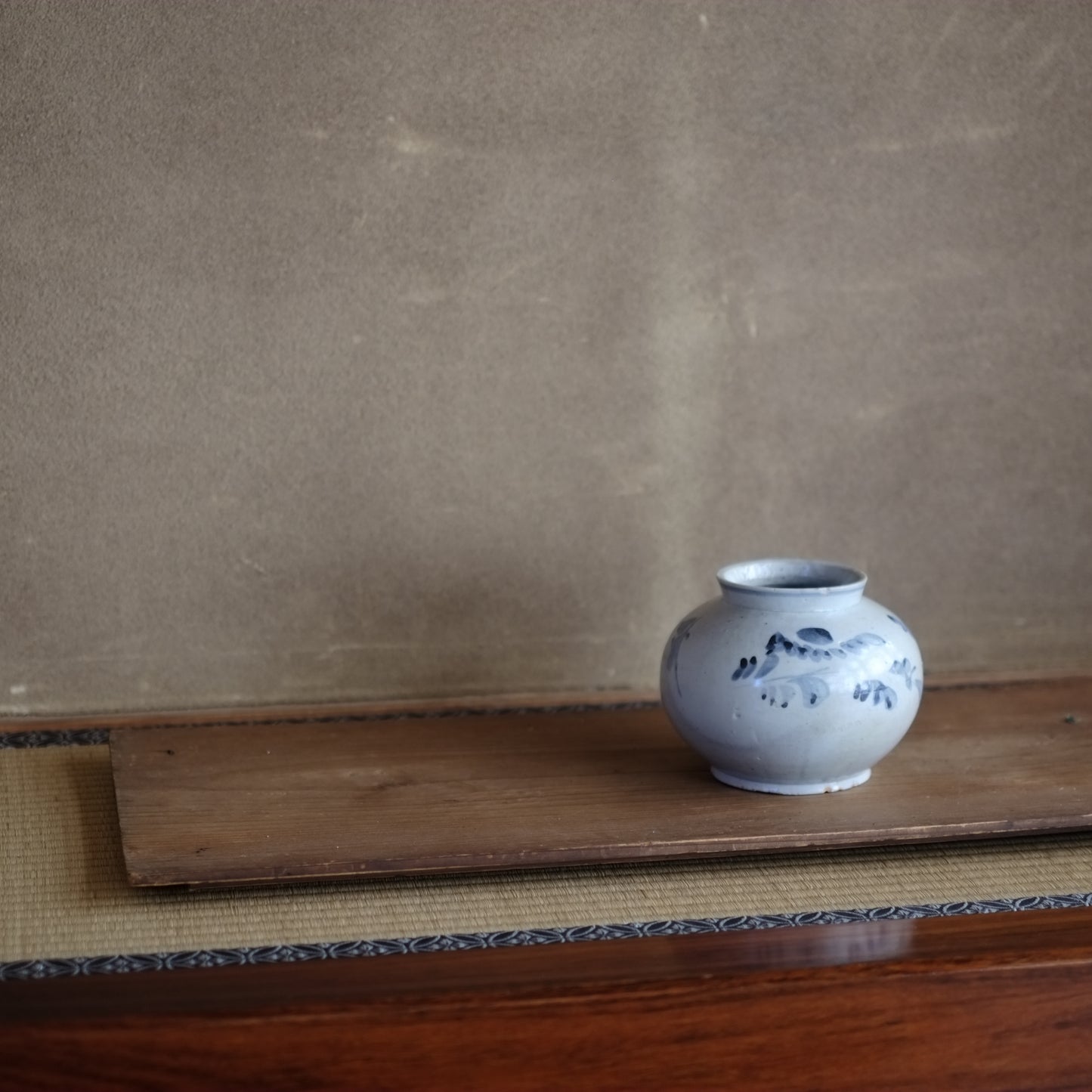 李朝　花草文染付丸壺　（李朝後期　19世紀）