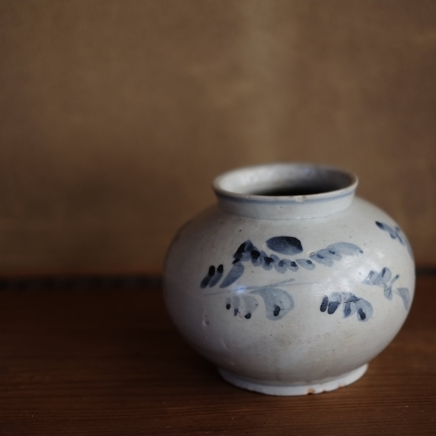 李朝　花草文染付丸壺　（李朝後期　19世紀）