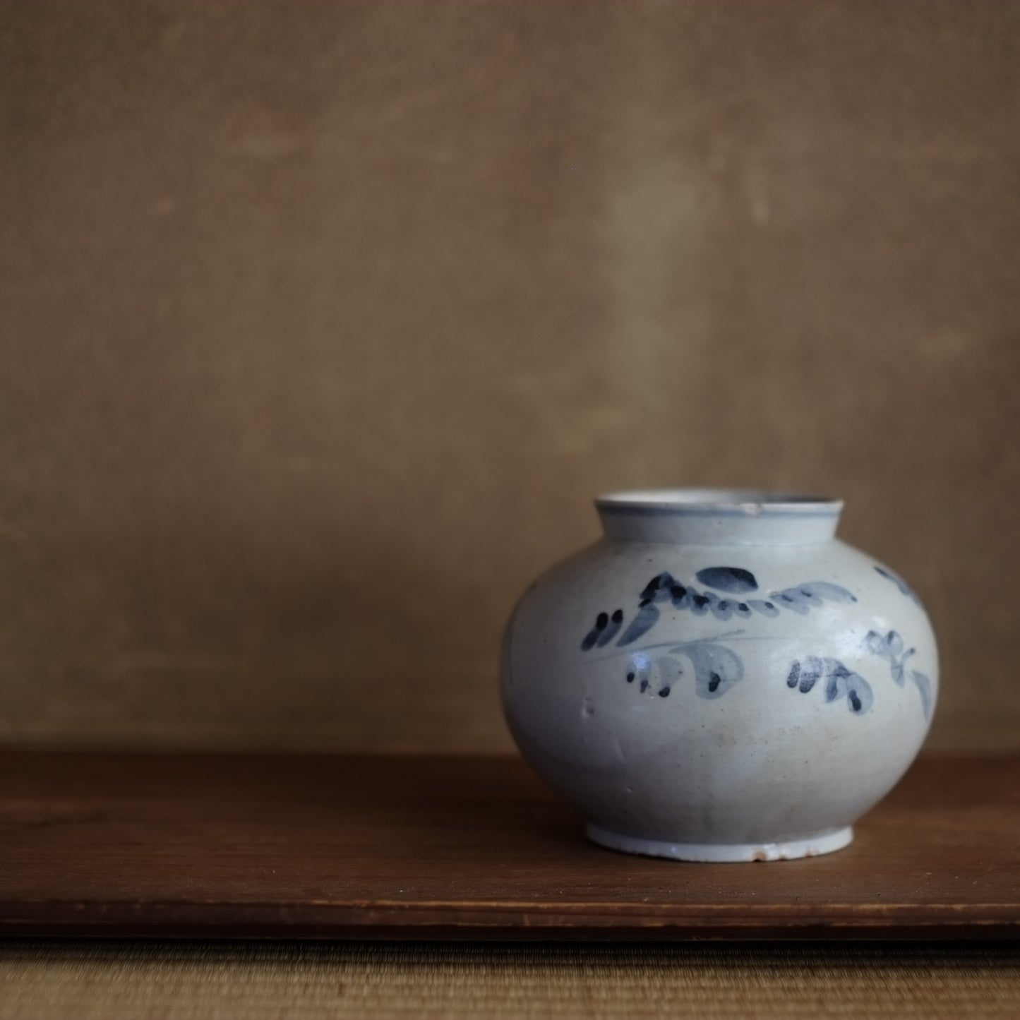 李朝　花草文染付丸壺　（李朝後期　19世紀）