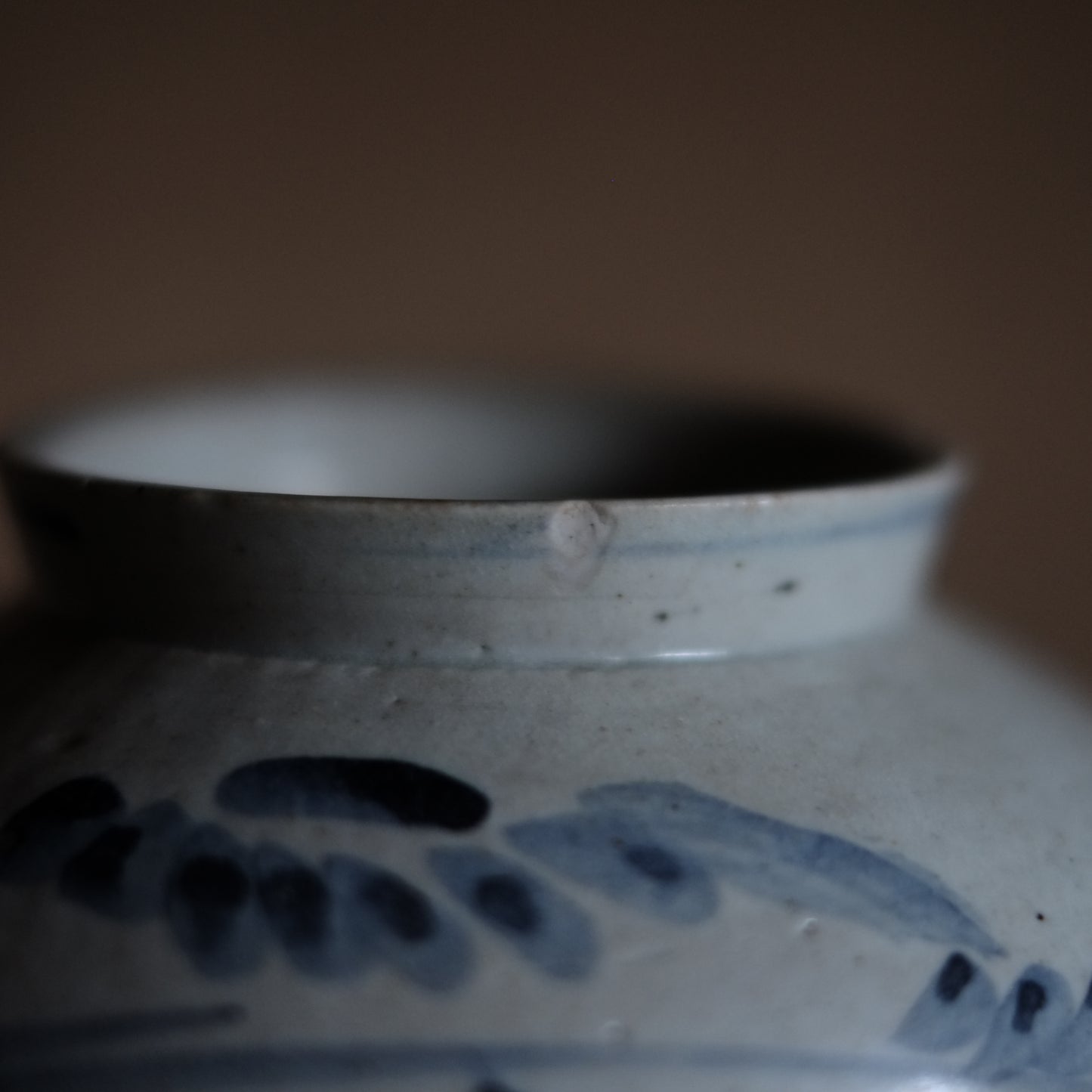 李朝　花草文染付丸壺　（李朝後期　19世紀）