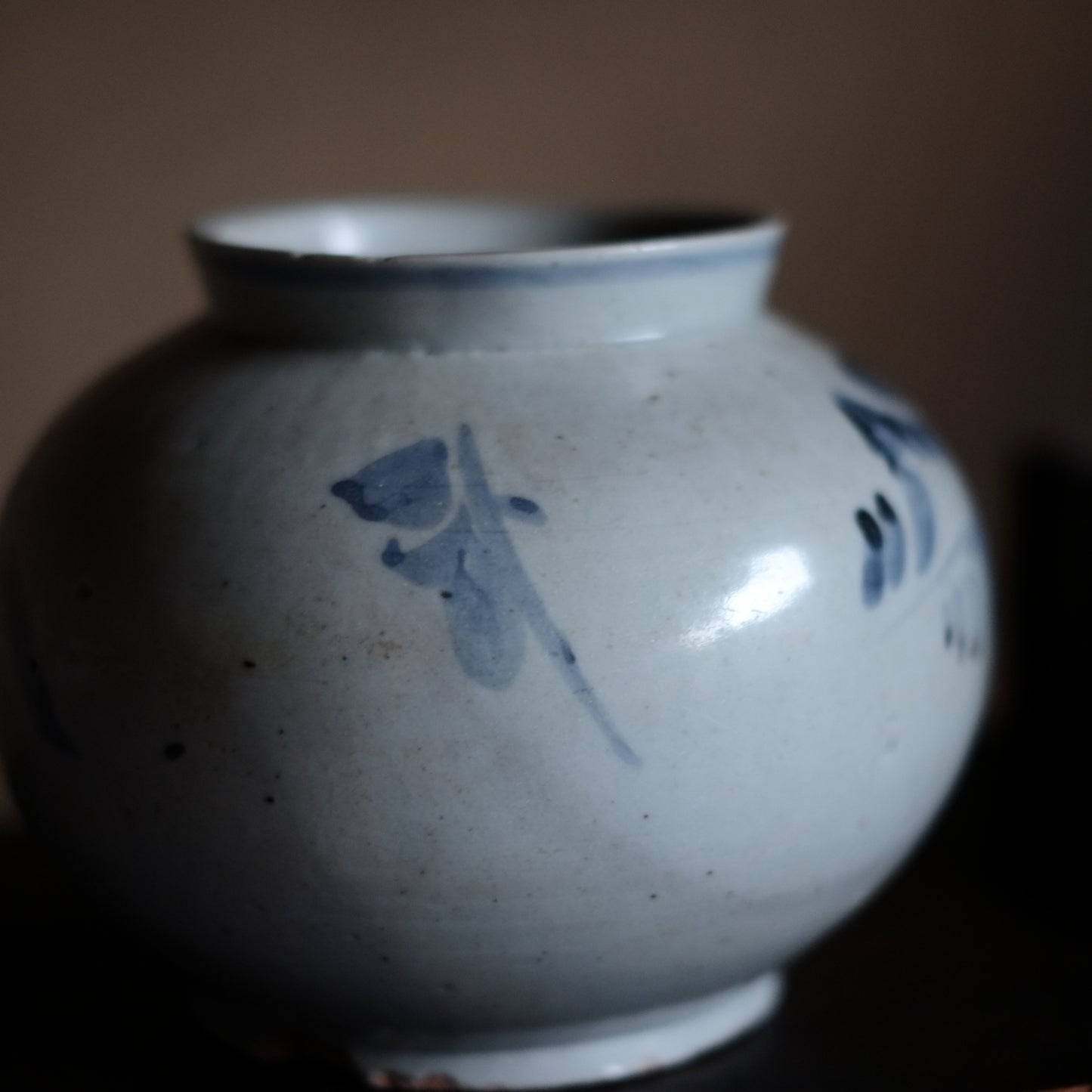 李朝　花草文染付丸壺　（李朝後期　19世紀）