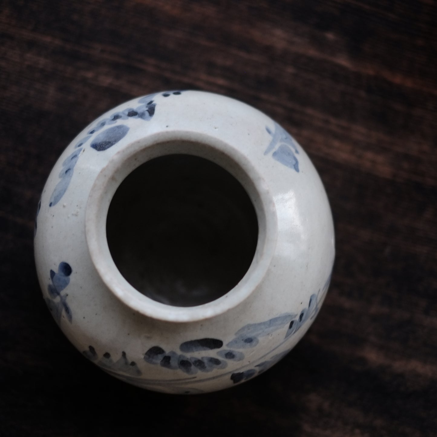 李朝　花草文染付丸壺　（李朝後期　19世紀）