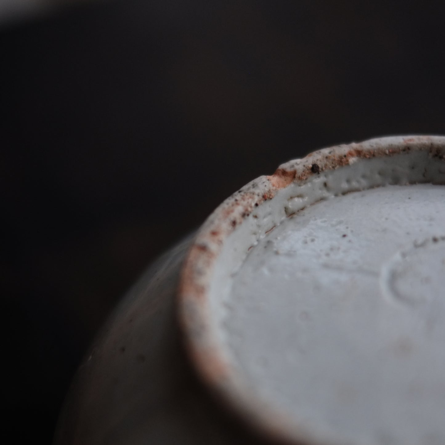 李朝　花草文染付丸壺　（李朝後期　19世紀）