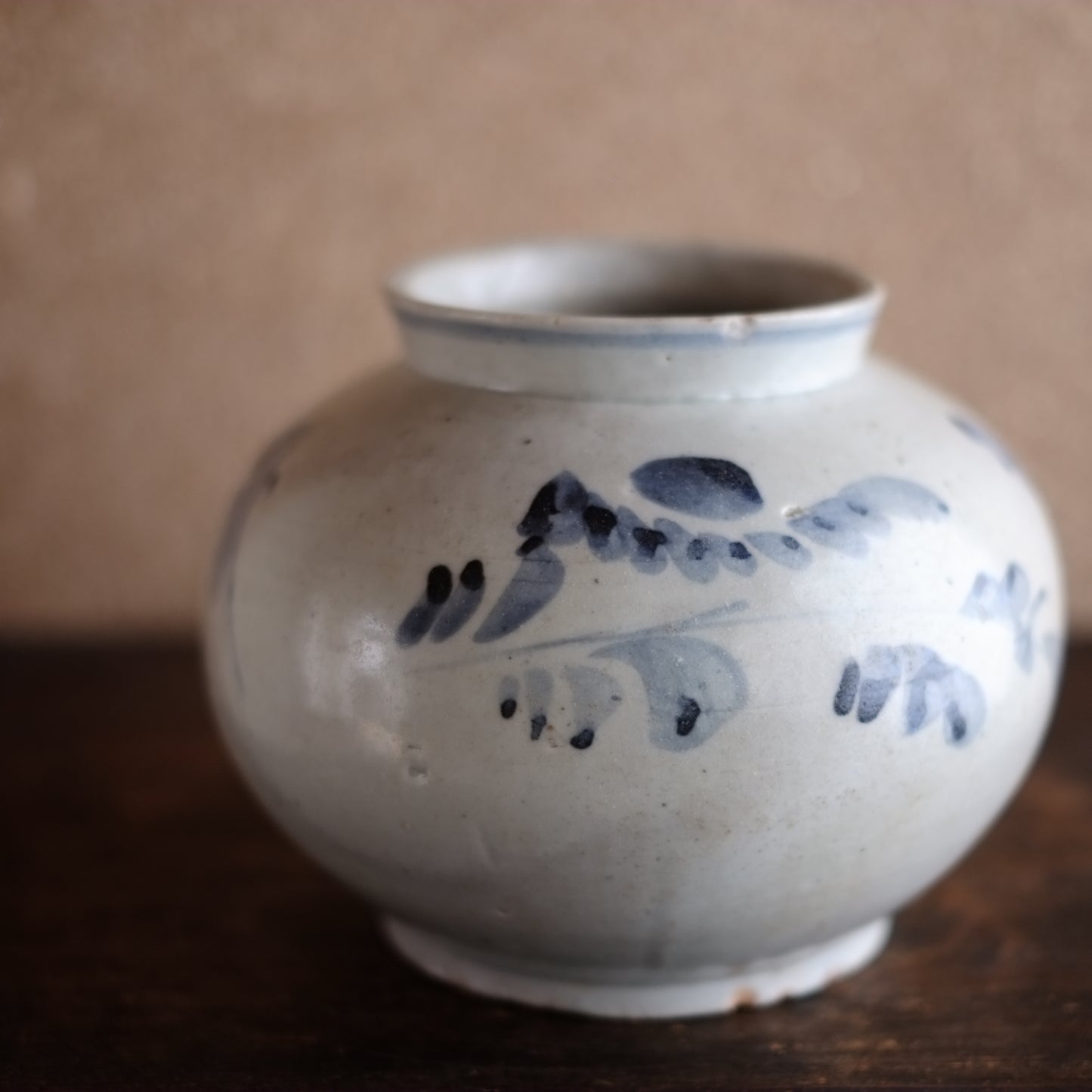 李朝　花草文染付丸壺　（李朝後期　19世紀）