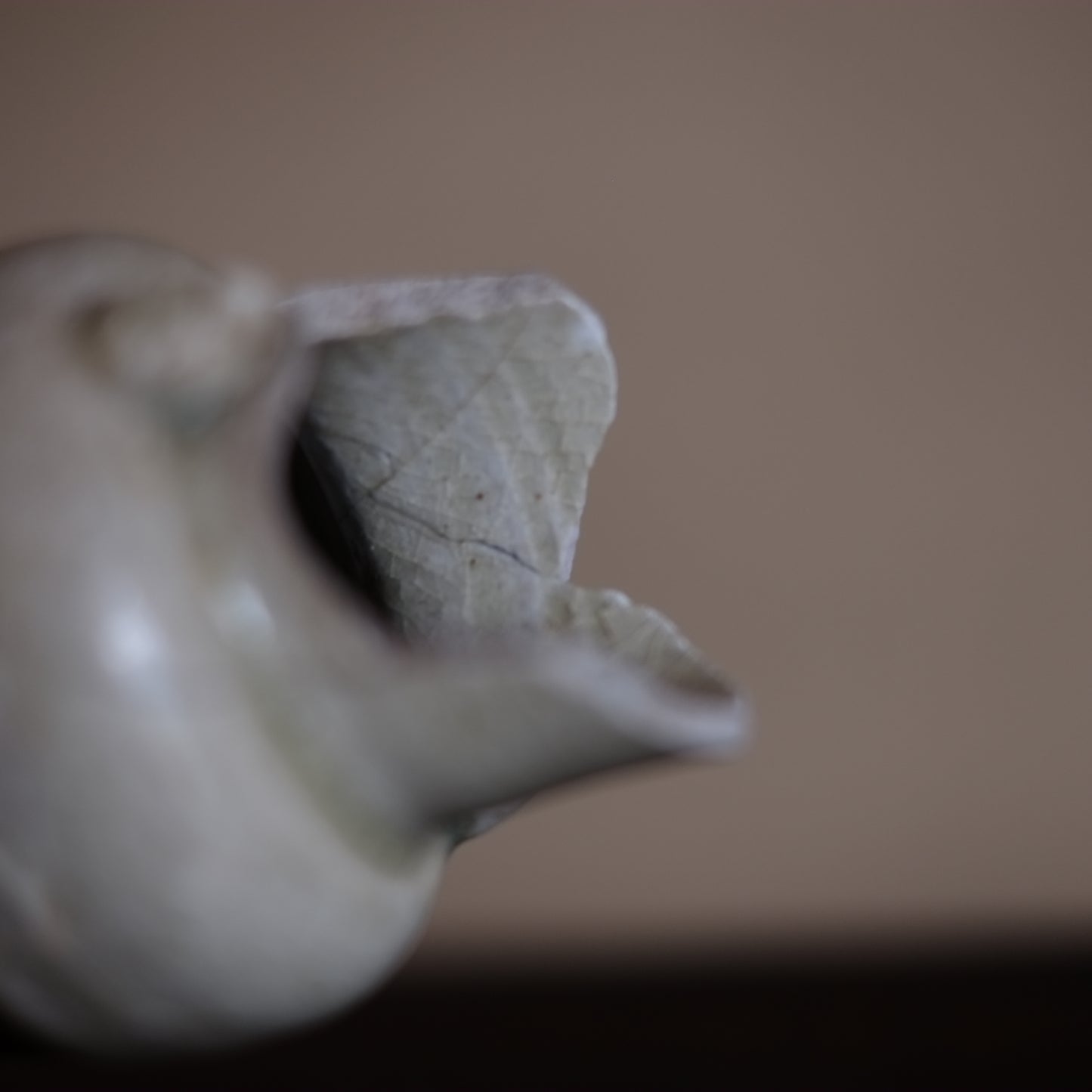 瀬戸・美濃　鉄・灰釉掛分　仏花器　（江戸時代18世紀）