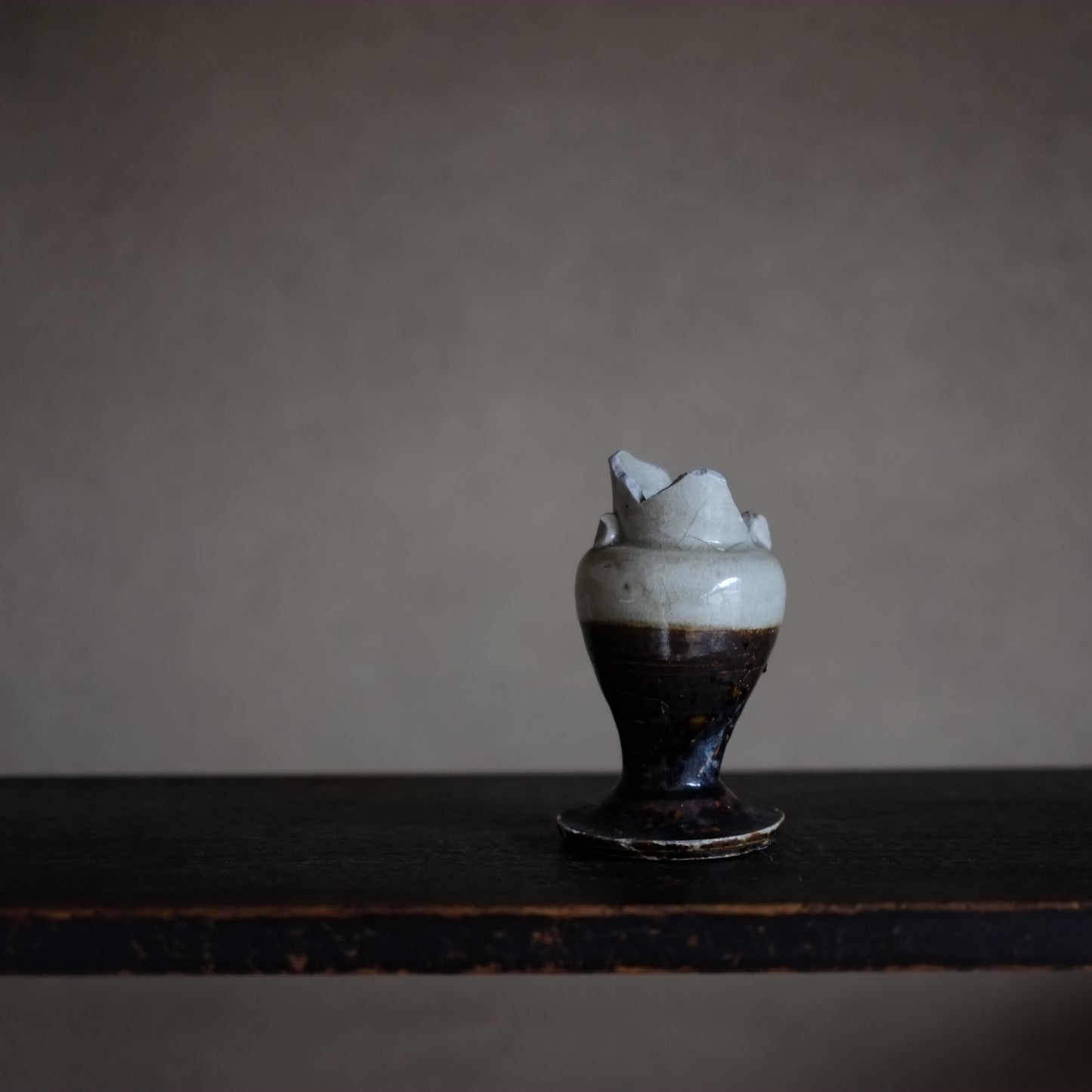 瀬戸・美濃　鉄・灰釉掛分　仏花器　（江戸時代18世紀）