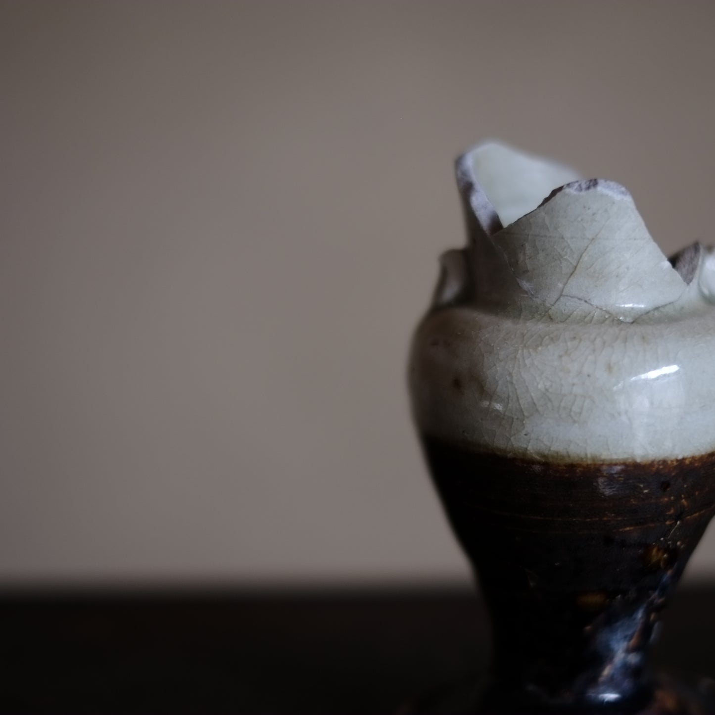 瀬戸・美濃　鉄・灰釉掛分　仏花器　（江戸時代18世紀）