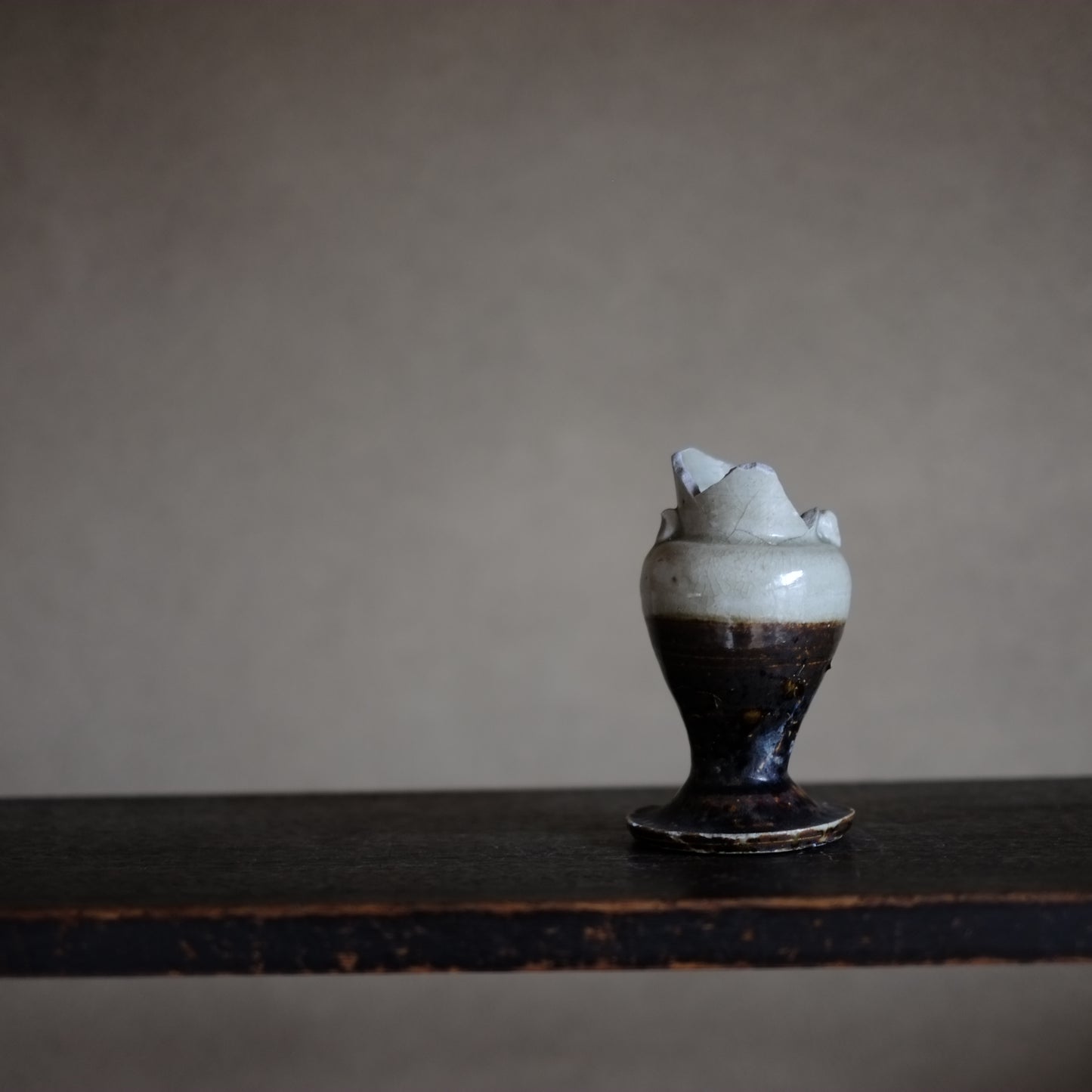 瀬戸・美濃　鉄・灰釉掛分　仏花器　（江戸時代18世紀）