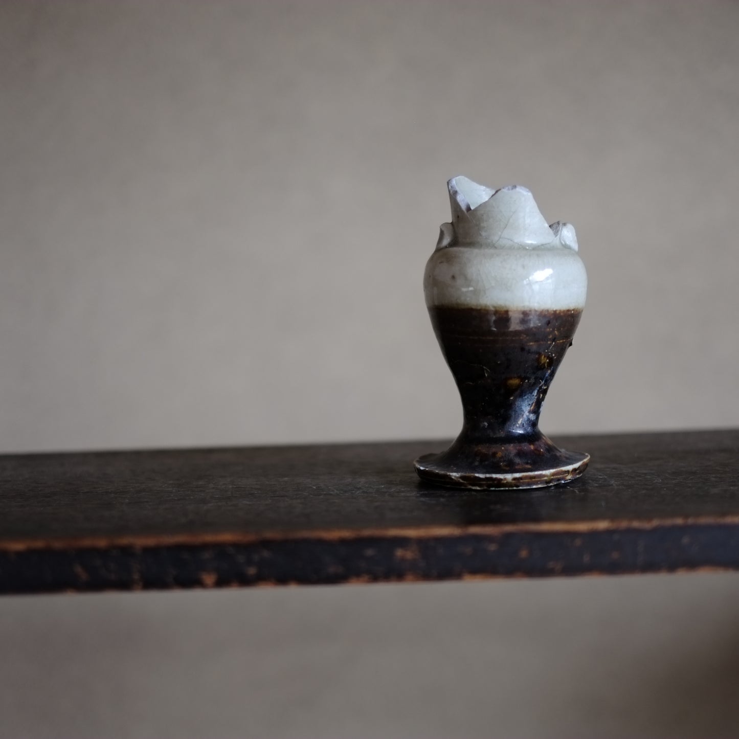 瀬戸・美濃　鉄・灰釉掛分　仏花器　（江戸時代18世紀）