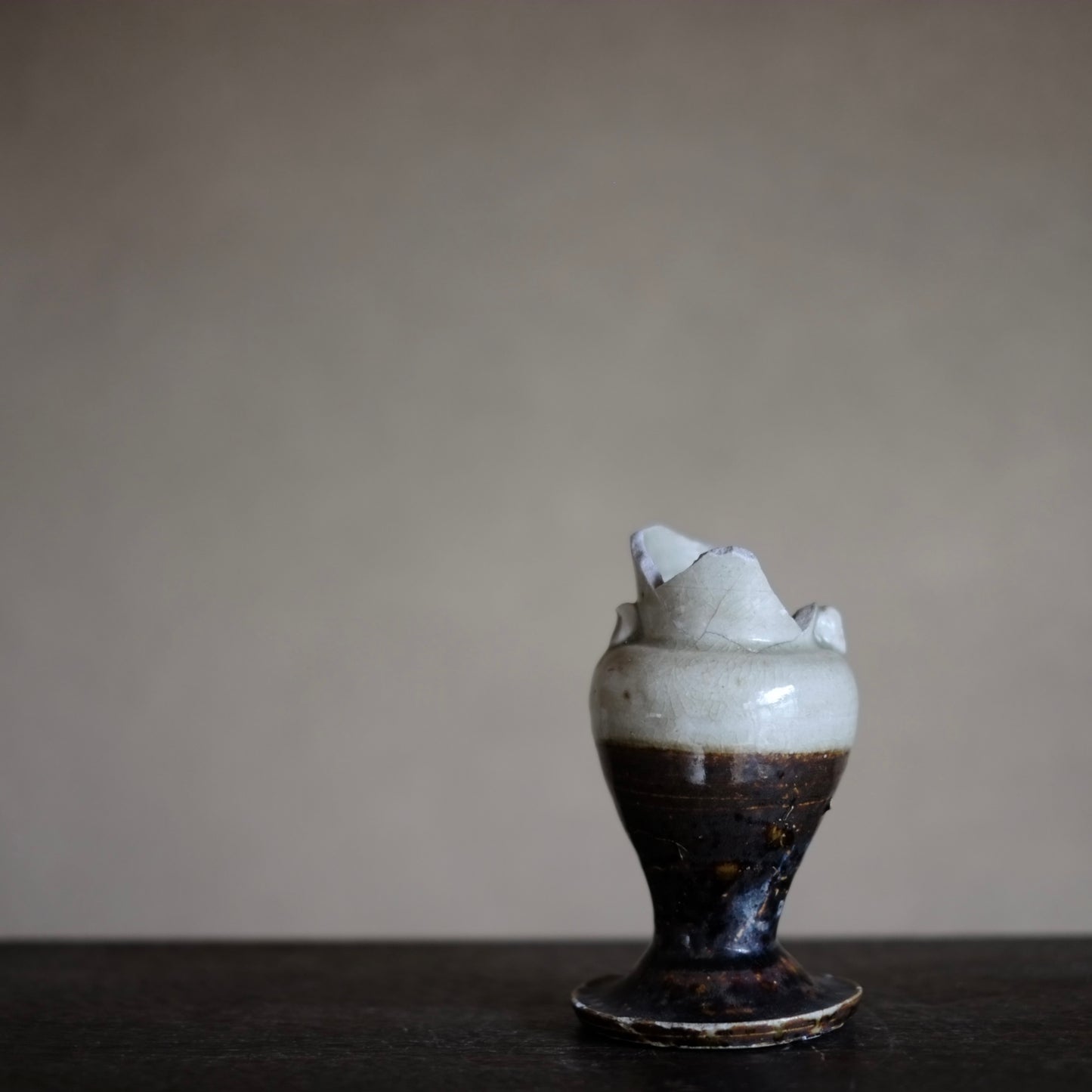 瀬戸・美濃　鉄・灰釉掛分　仏花器　（江戸時代18世紀）