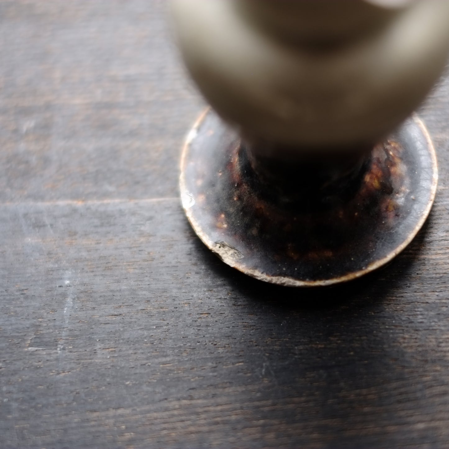 瀬戸・美濃　鉄・灰釉掛分　仏花器　（江戸時代18世紀）