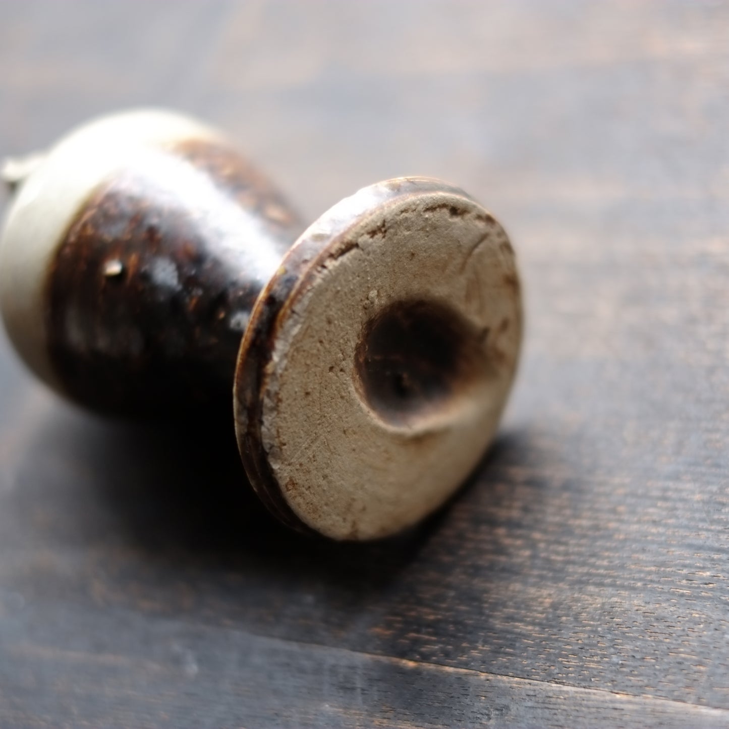 瀬戸・美濃　鉄・灰釉掛分　仏花器　（江戸時代18世紀）