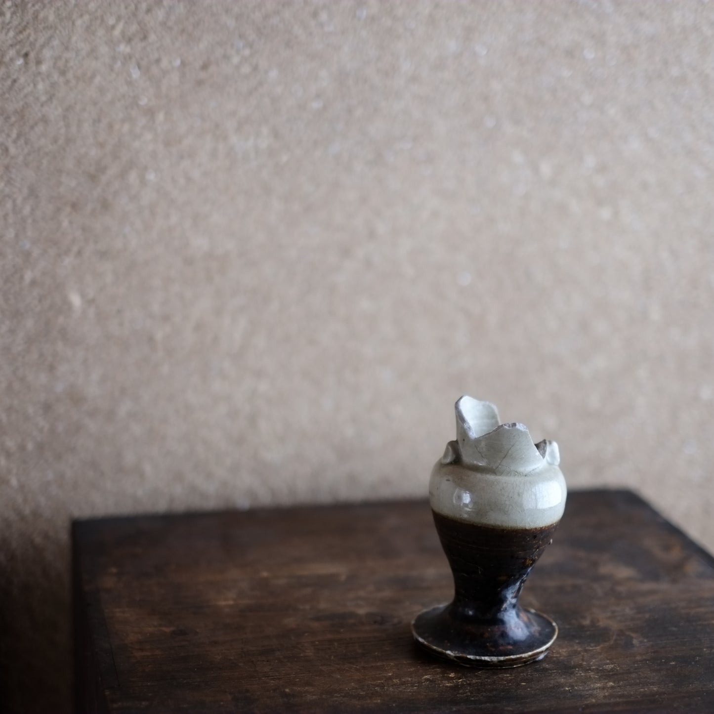 瀬戸・美濃　鉄・灰釉掛分　仏花器　（江戸時代18世紀）