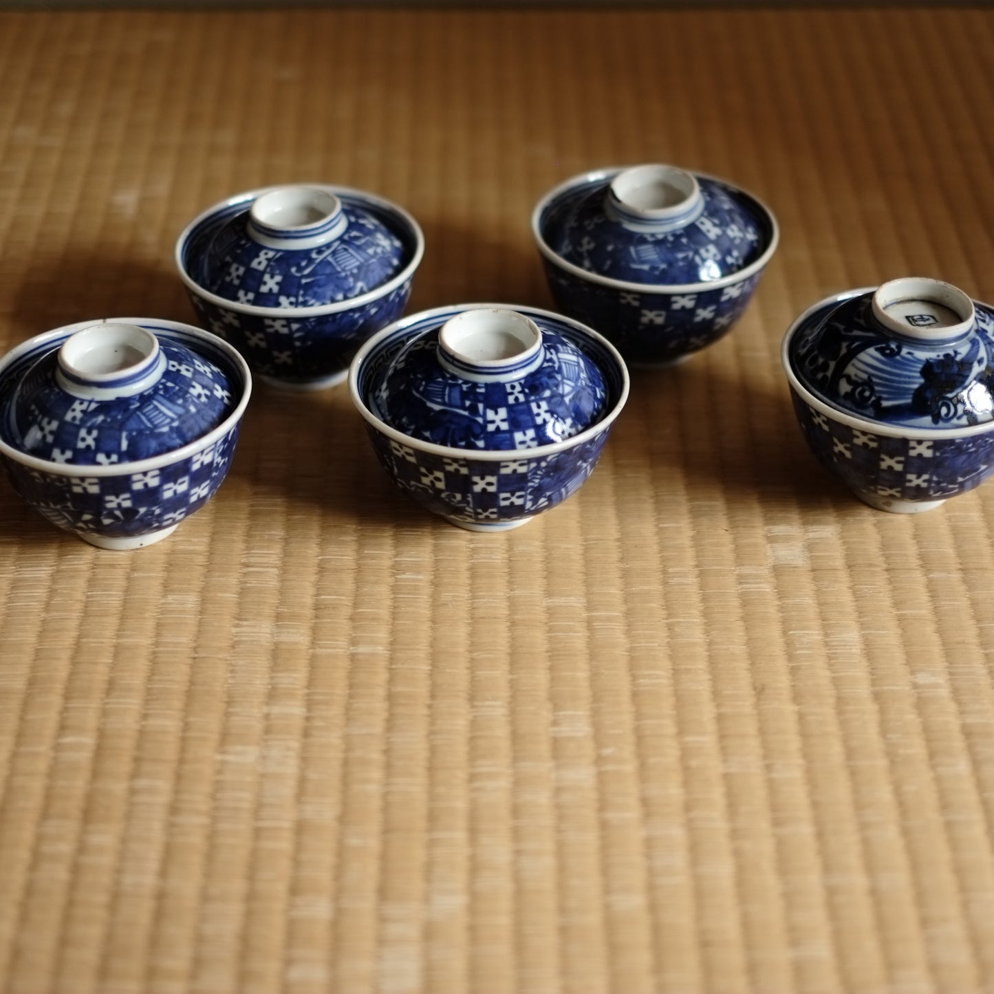 時代　市松文染付　蓋付碗　(明治期頃）