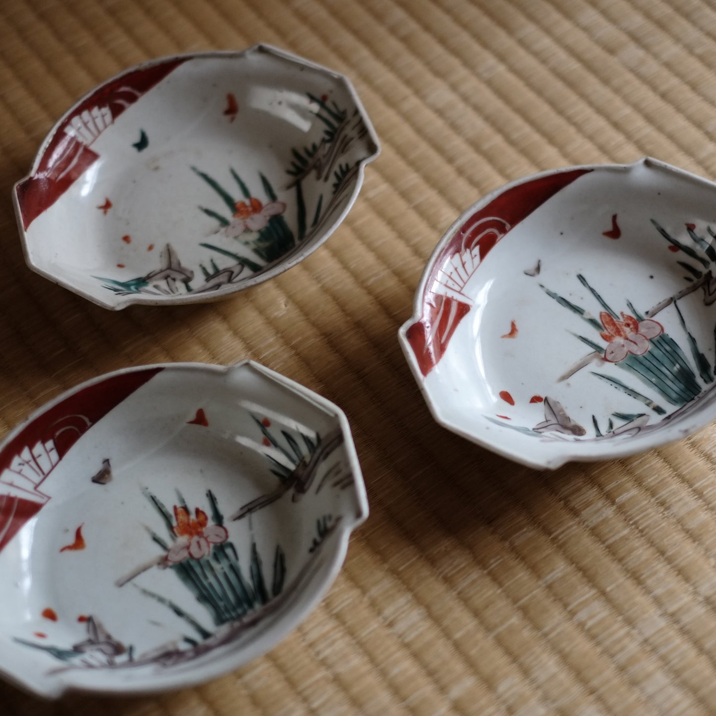 時代　　杜若沢瀉図　色絵変形皿　江戸後期-明治初期（19世紀）