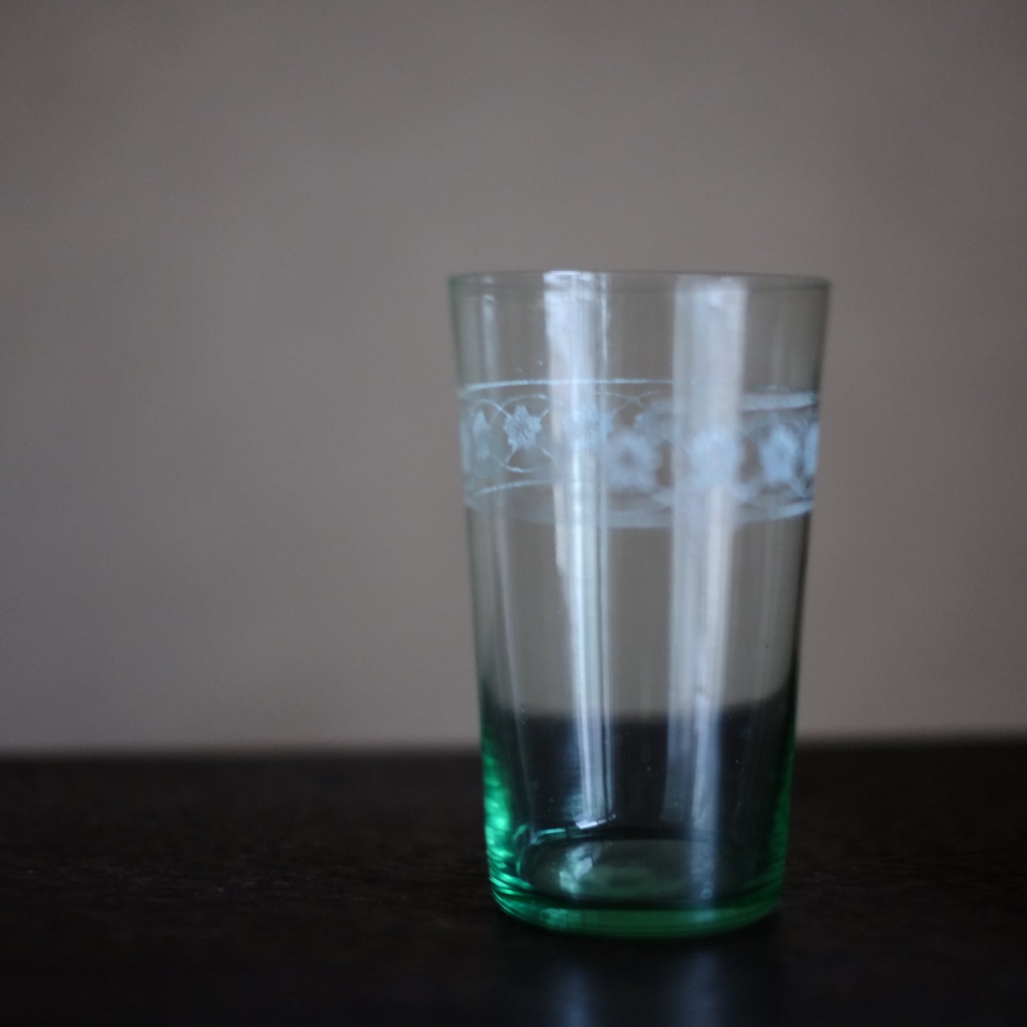 時代　型吹ガラス　サンドブラスト 花文繋ぎグラス　(大正-戦前)