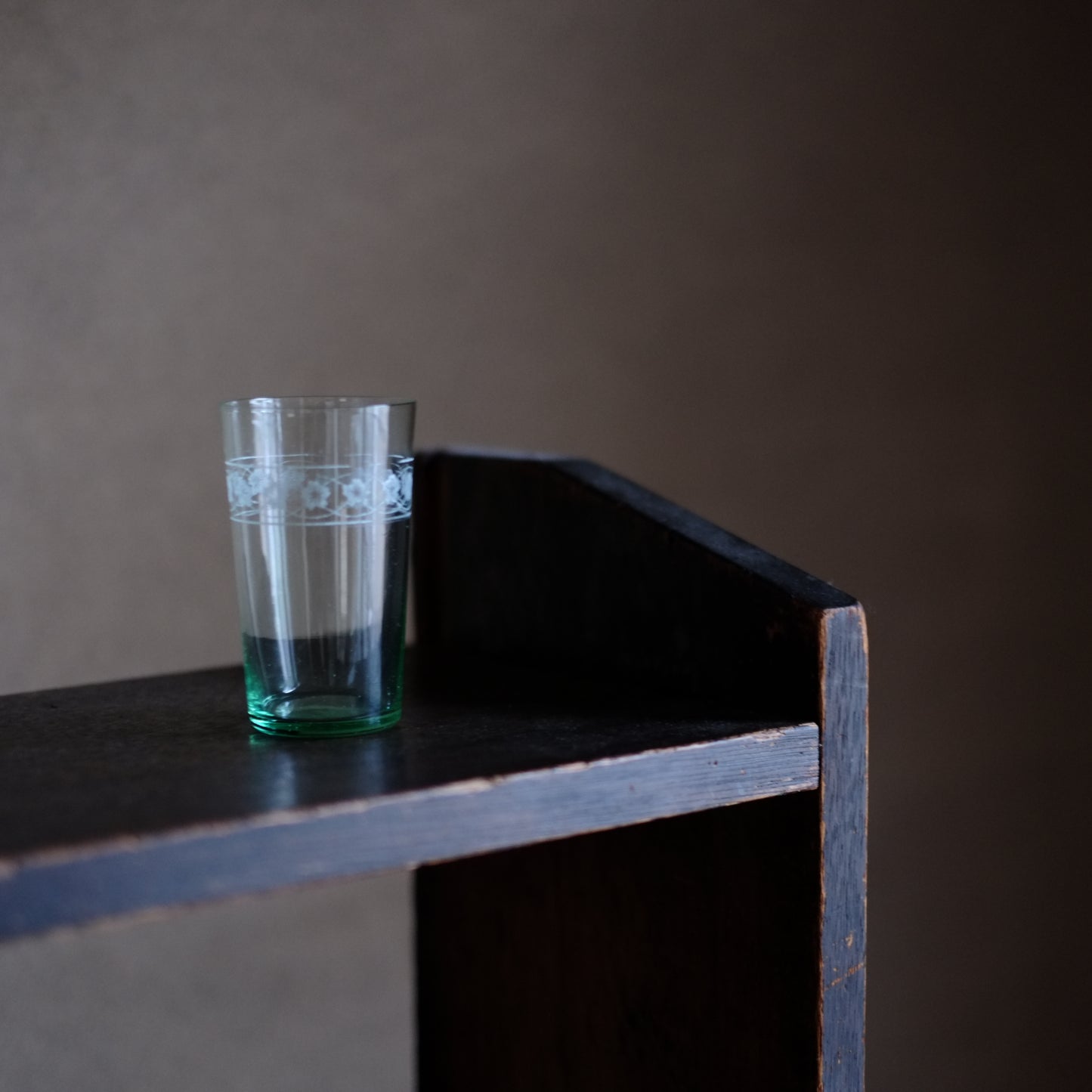 時代　型吹ガラス　サンドブラスト 花文繋ぎグラス　(大正-戦前)