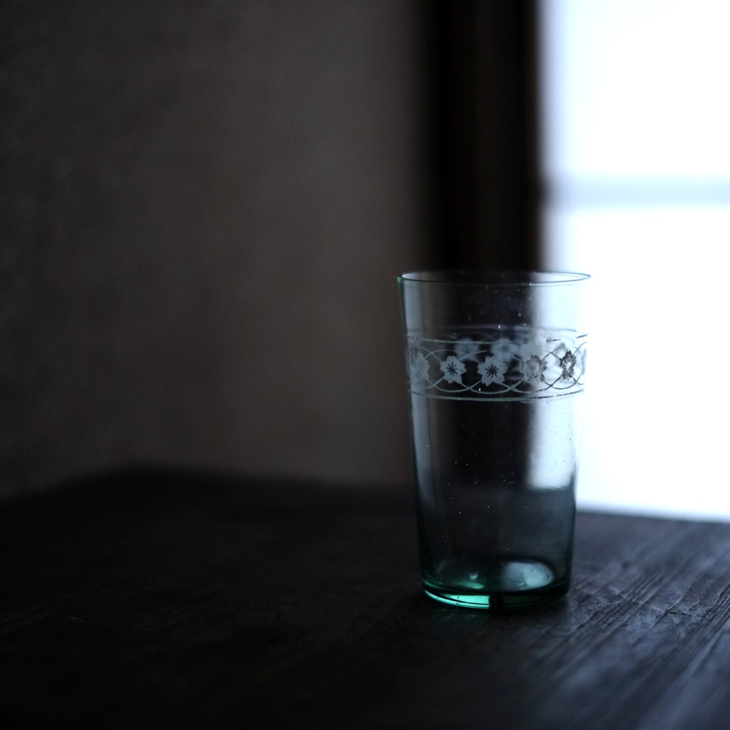 時代　型吹ガラス　サンドブラスト 花文繋ぎグラス　(大正-戦前)