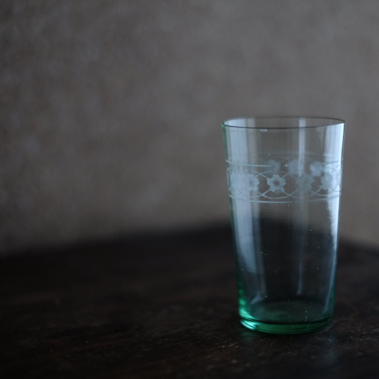 時代　型吹ガラス　サンドブラスト 花文繋ぎグラス　(大正-戦前)