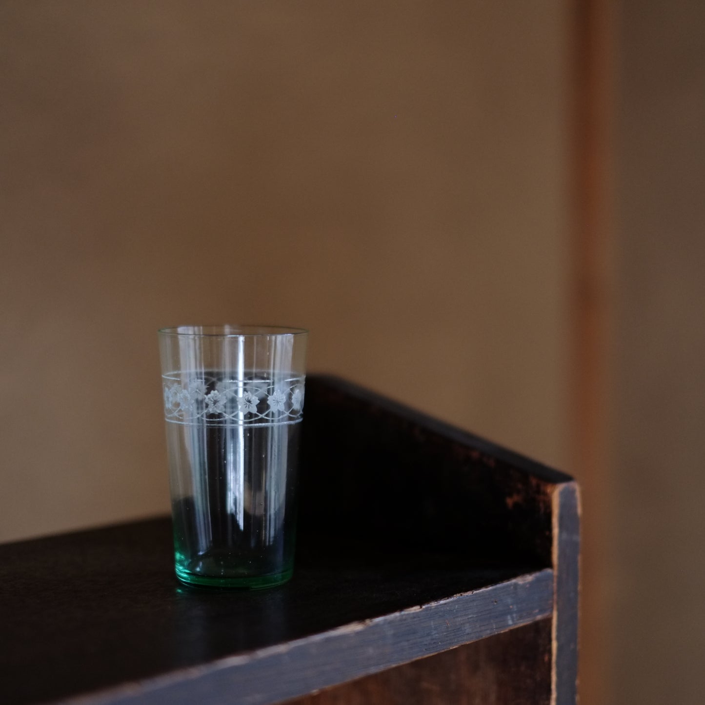 時代　型吹ガラス　サンドブラスト 花文繋ぎグラス　(大正-戦前)