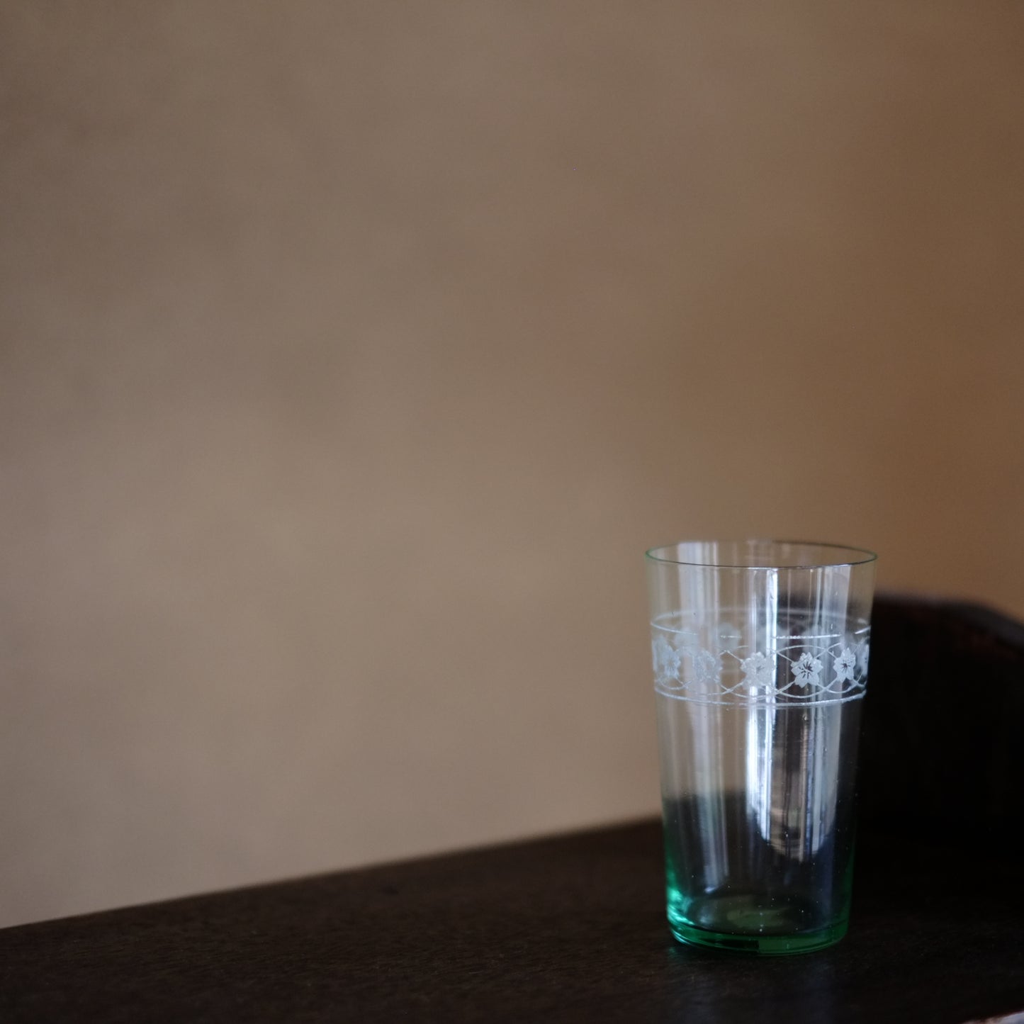 時代　型吹ガラス　サンドブラスト 花文繋ぎグラス　(大正-戦前)