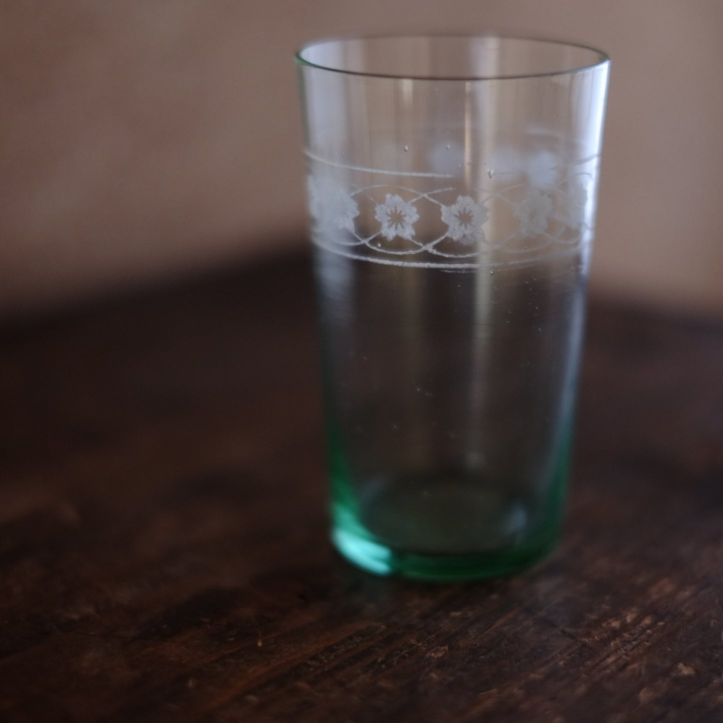 時代　型吹ガラス　サンドブラスト 花文繋ぎグラス　(大正-戦前)