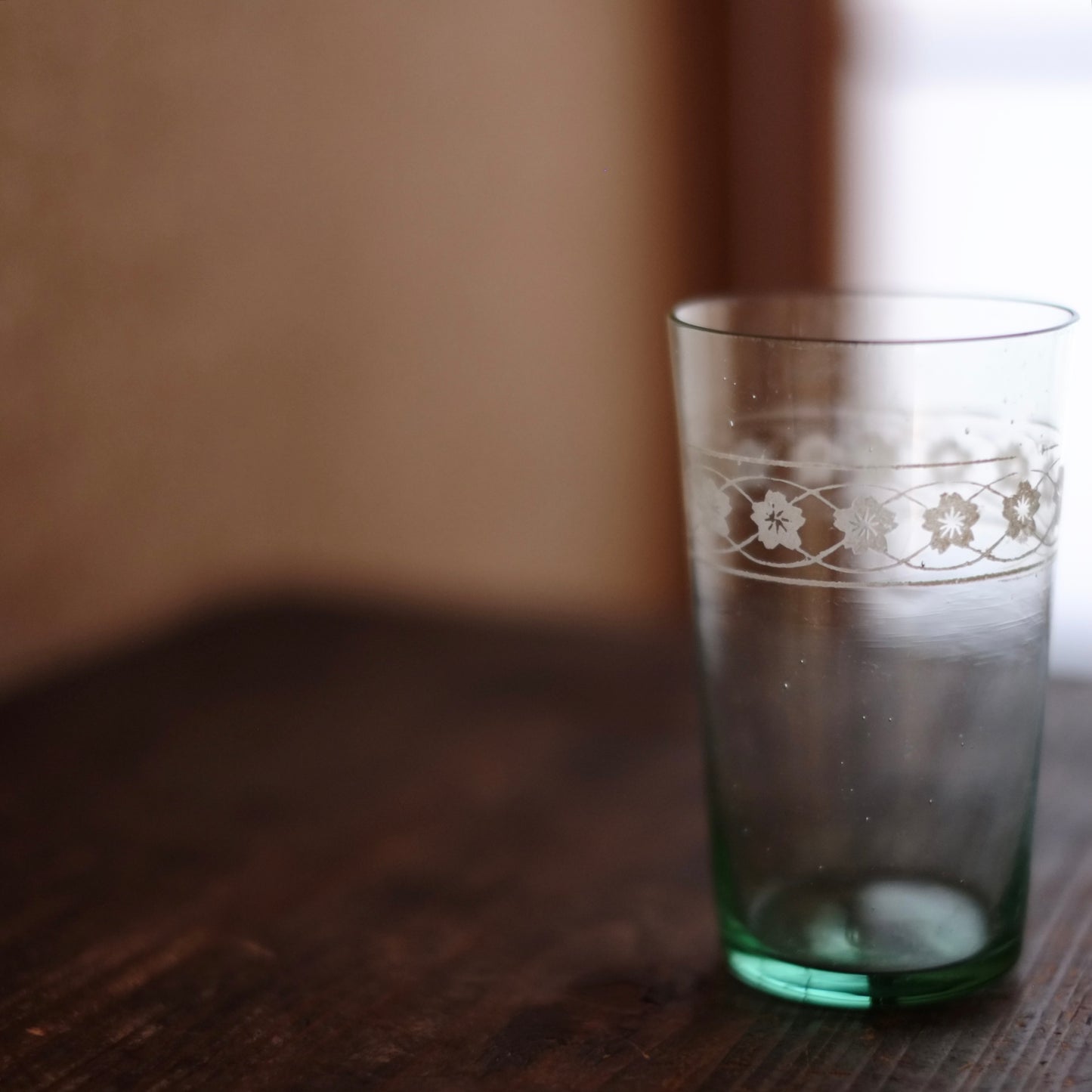 時代　型吹ガラス　サンドブラスト 花文繋ぎグラス　(大正-戦前)