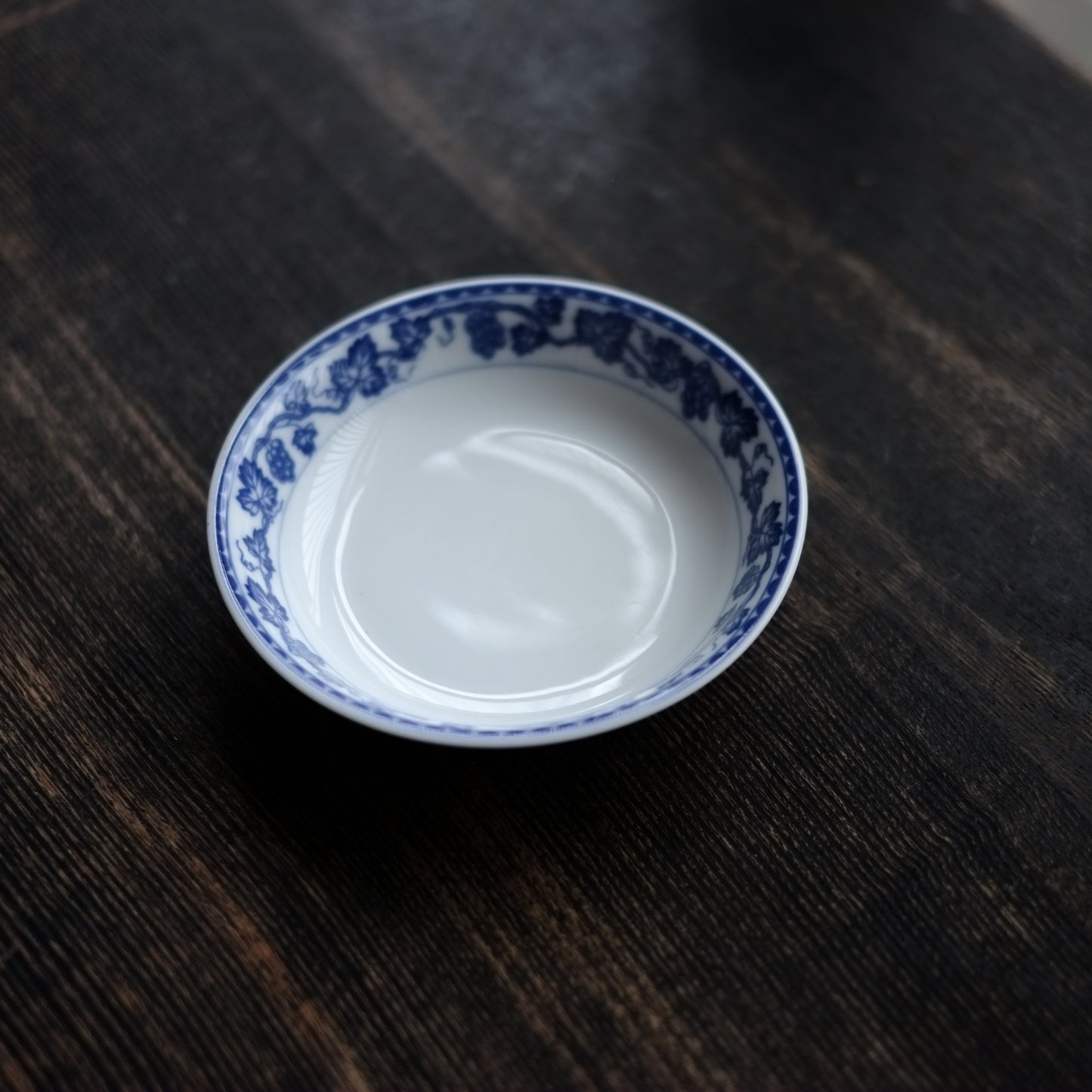 時代　オールドノリタケ　葡萄唐草文　白磁小皿　
(大正元年1912年頃)