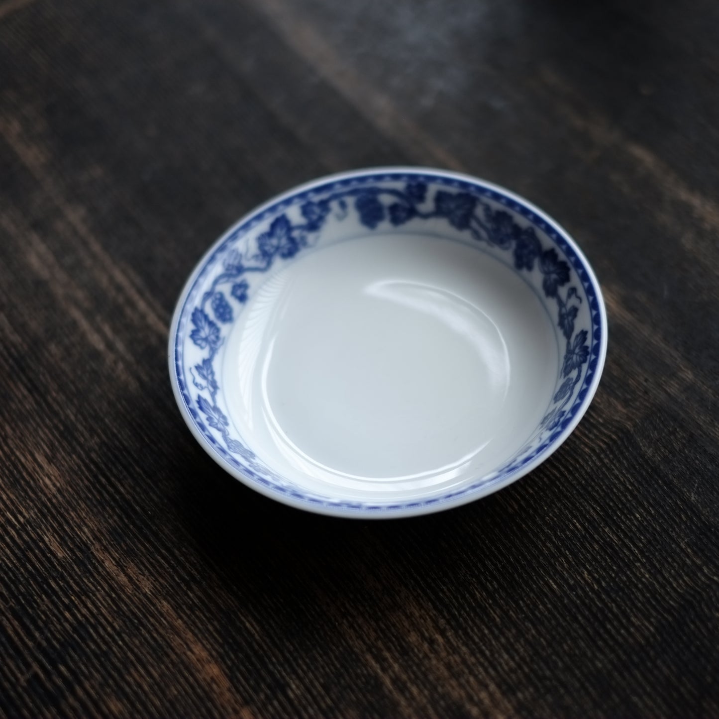 時代　オールドノリタケ　葡萄唐草文　白磁小皿　
(大正元年1912年頃)