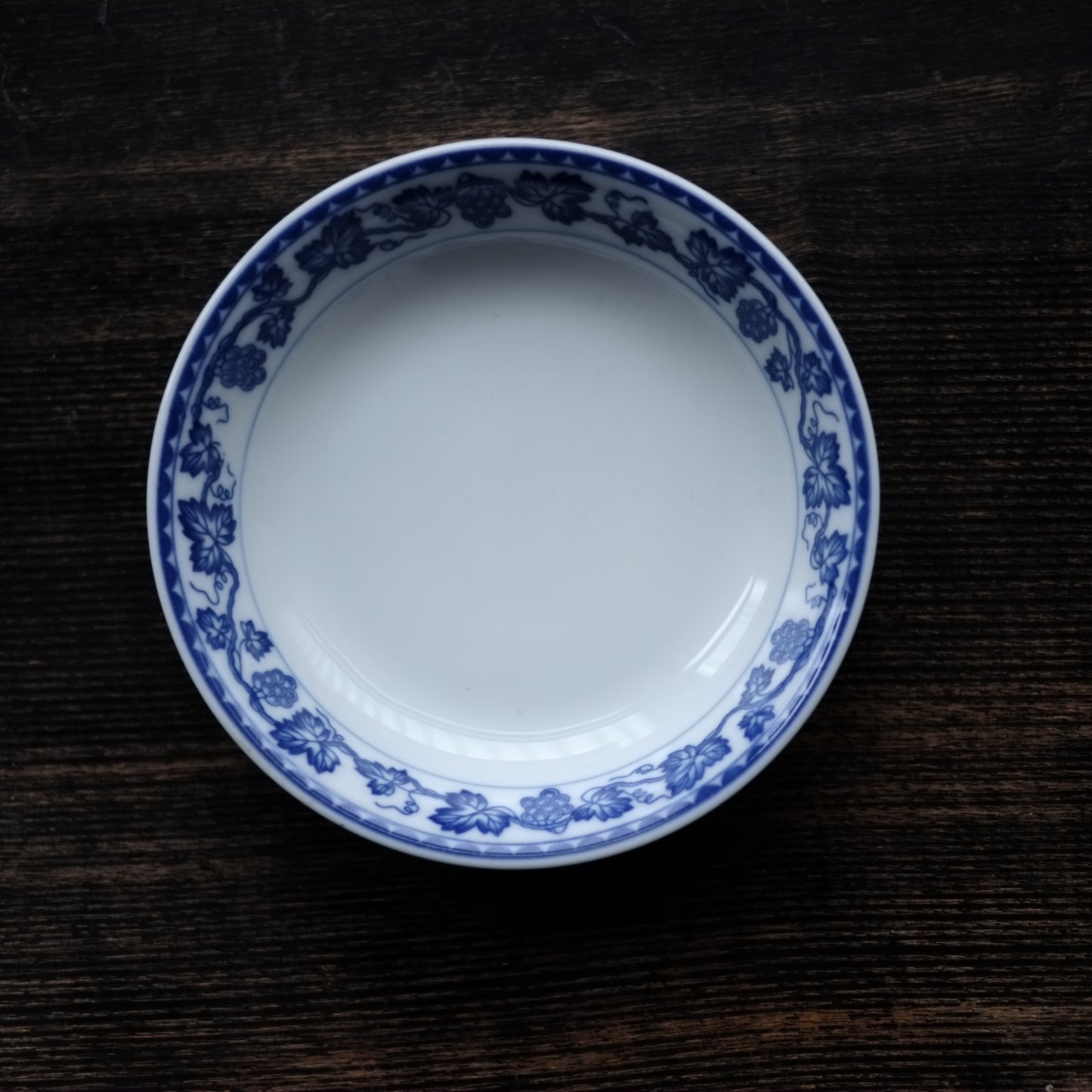 時代　オールドノリタケ　葡萄唐草文　白磁小皿　
(大正元年1912年頃)