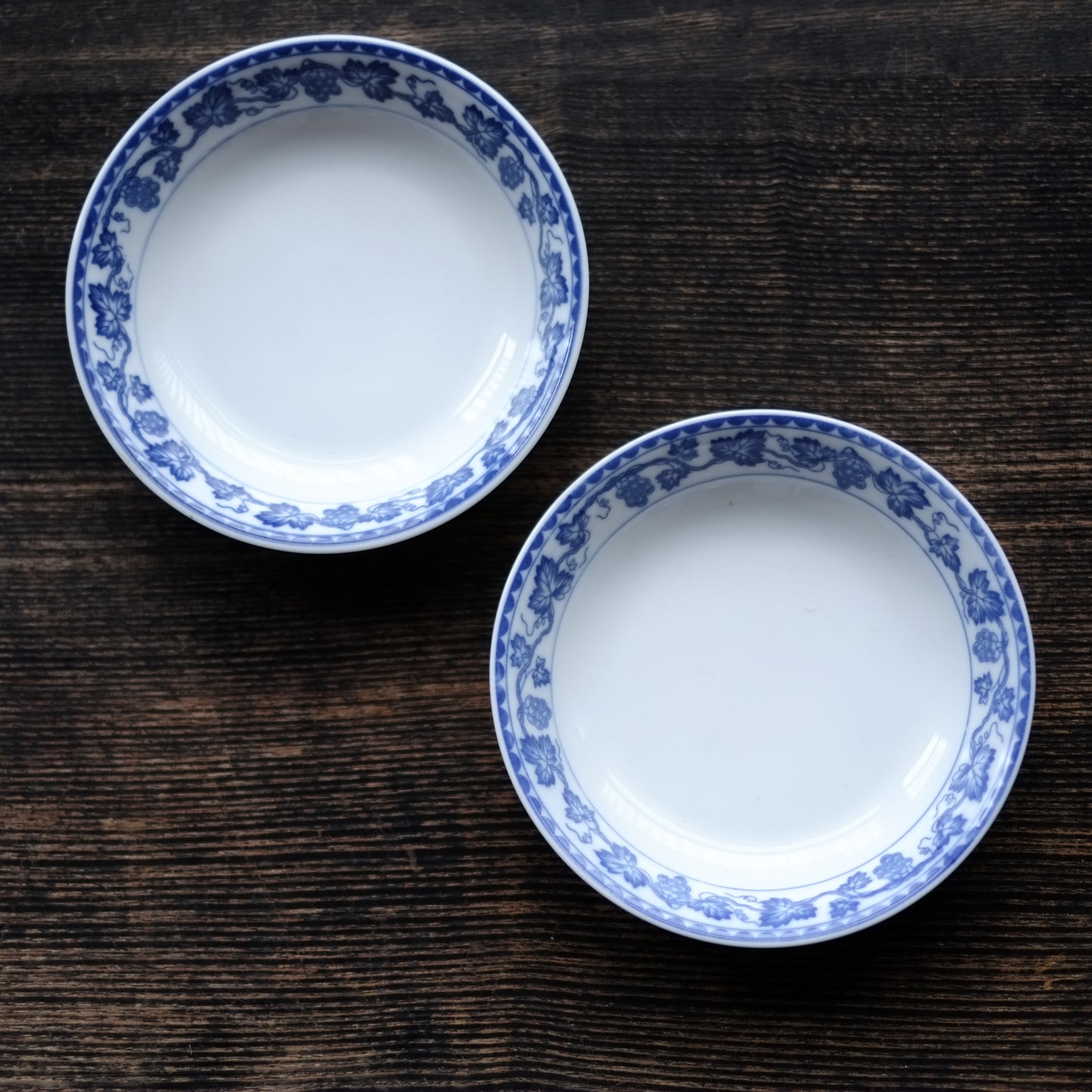 時代　オールドノリタケ　葡萄唐草文　白磁小皿　
(大正元年1912年頃)
