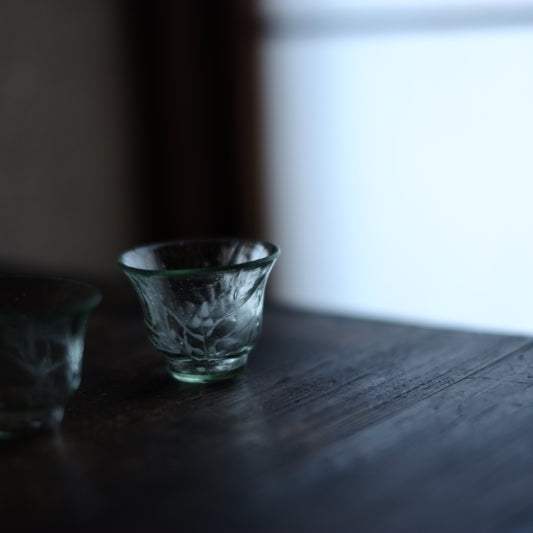 時代 吹きガラス　サンドブラスト草花文　盃
