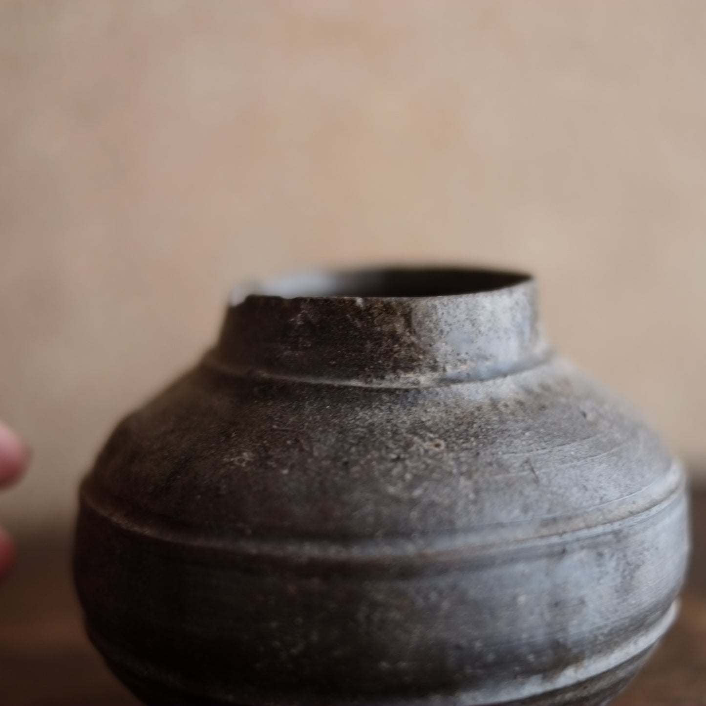 時代　自然釉 新羅土器壺（5–8世紀)