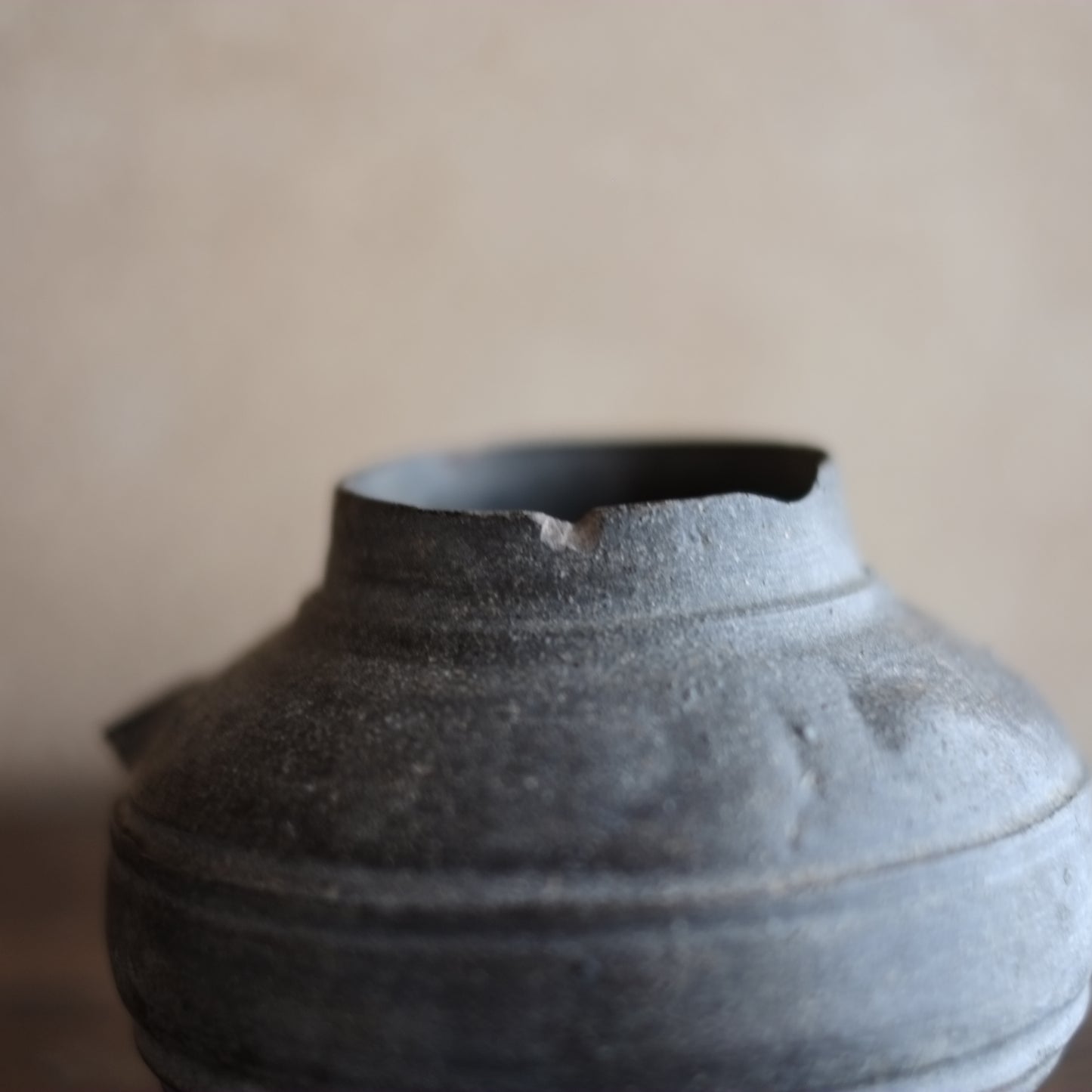 時代　自然釉 新羅土器壺（5–8世紀)