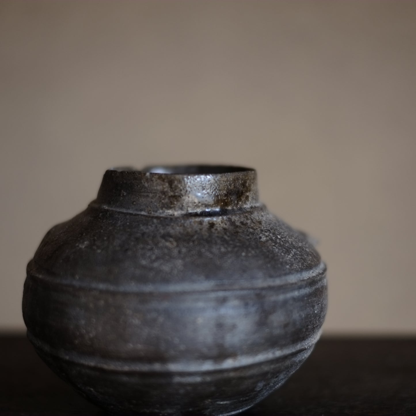 時代　自然釉 新羅土器壺（5–8世紀)