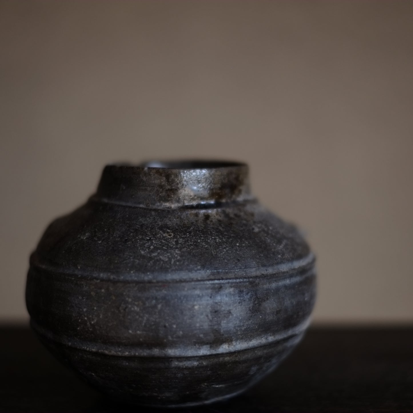 時代　自然釉 新羅土器壺（5–8世紀)