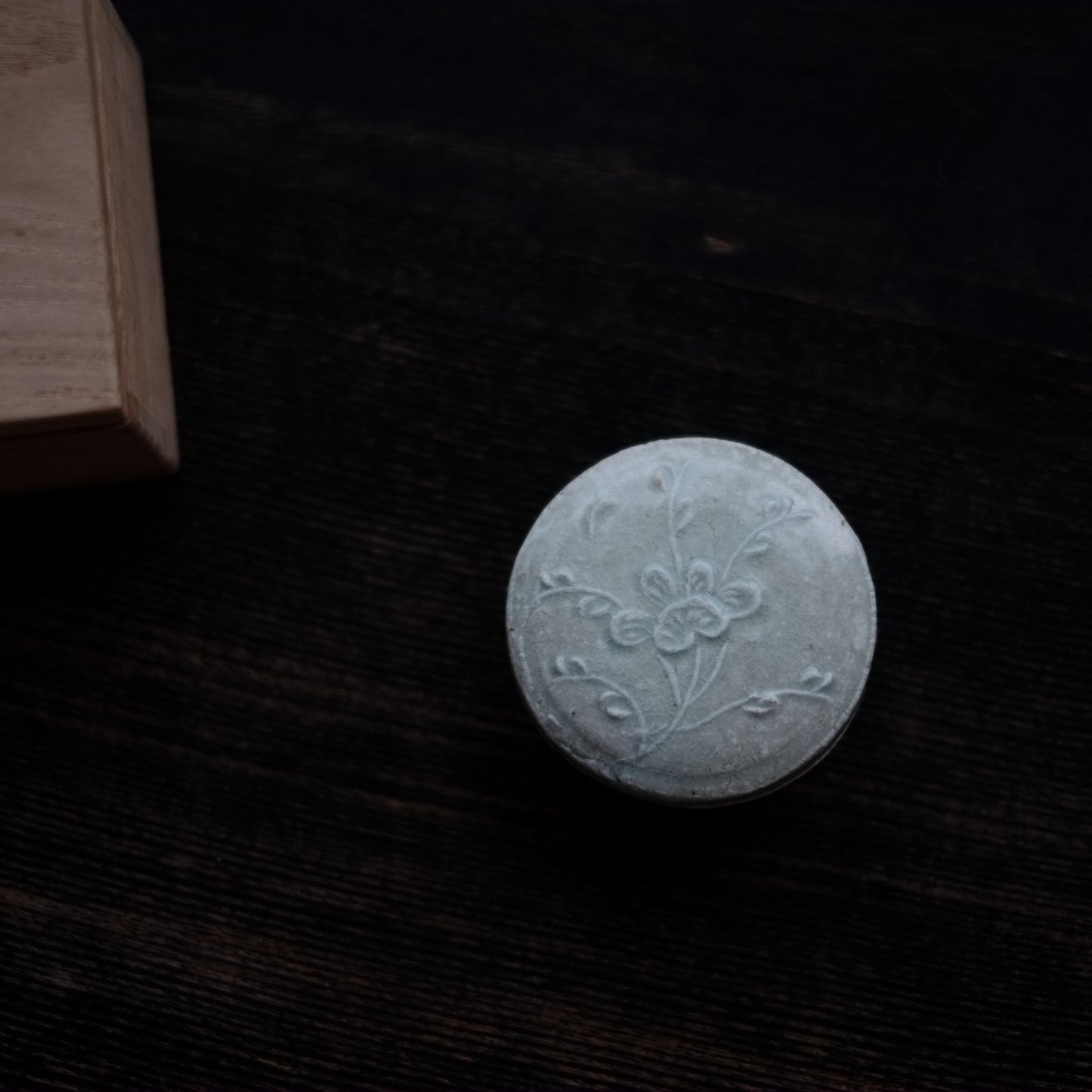 時代　青白磁陽刻花文合子 香合
（南宋　13世紀）
