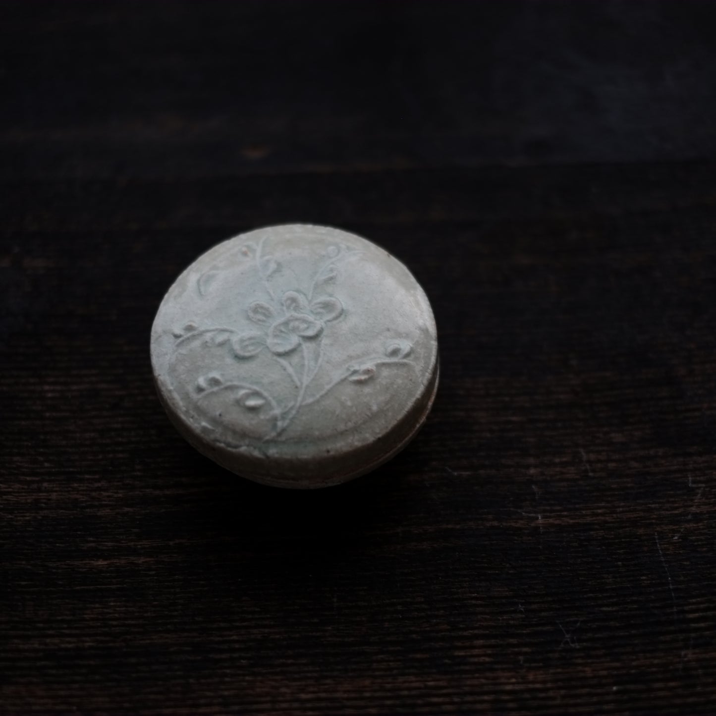 時代　青白磁陽刻花文合子 香合
（南宋　13世紀）